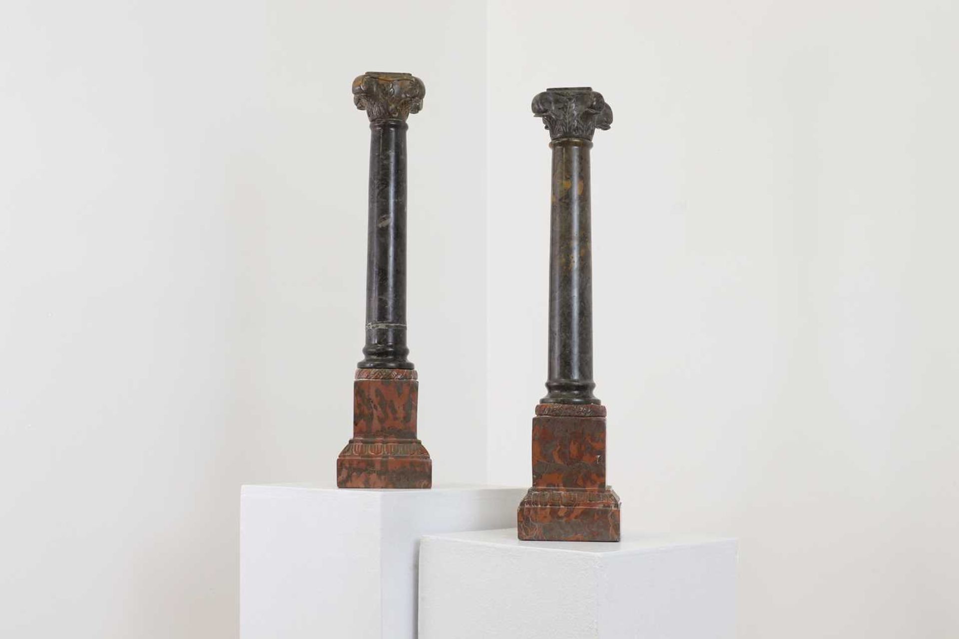A pair of marble candlesticks, - Bild 2 aus 4