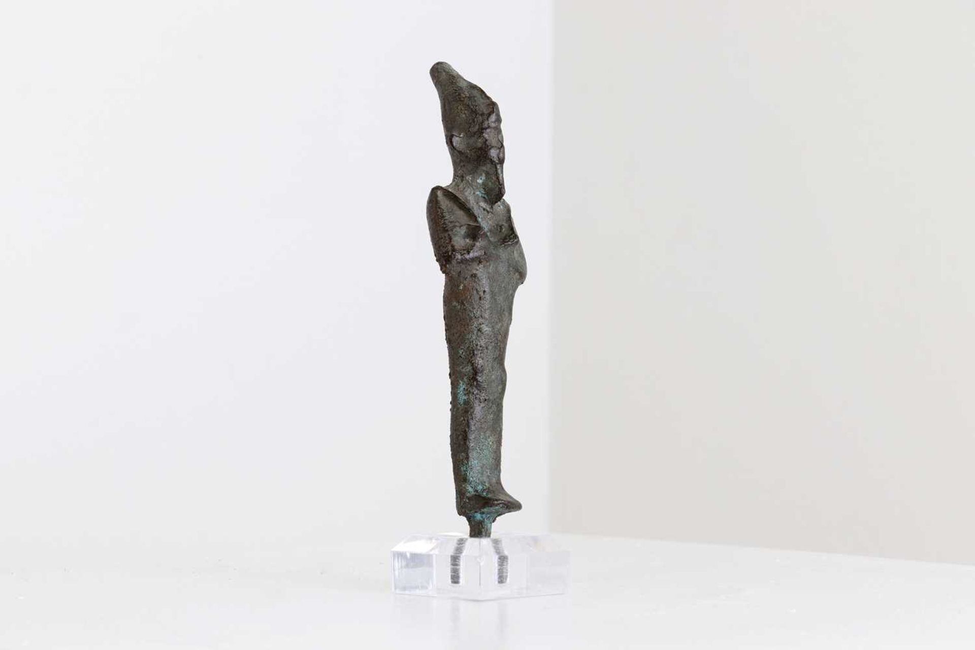 An Egyptian bronze shabti figure, - Image 4 of 7