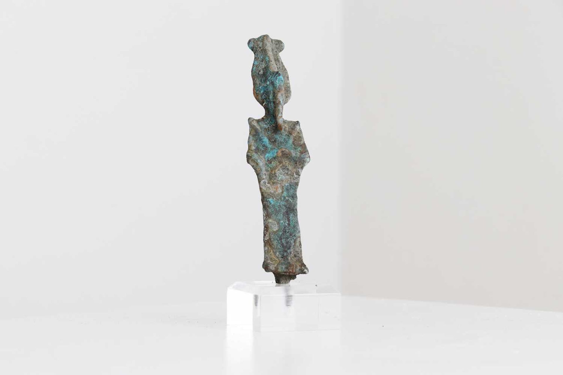 An Egyptian bronze shabti figure, - Bild 3 aus 5