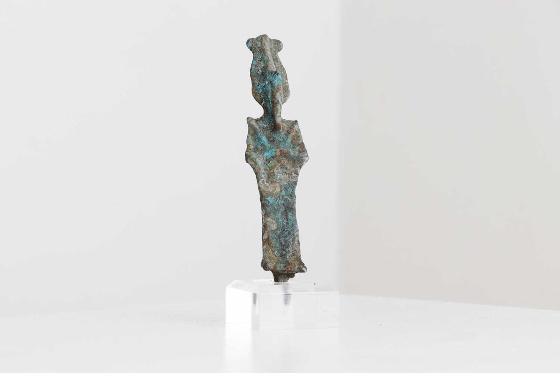 An Egyptian bronze shabti figure, - Image 3 of 5