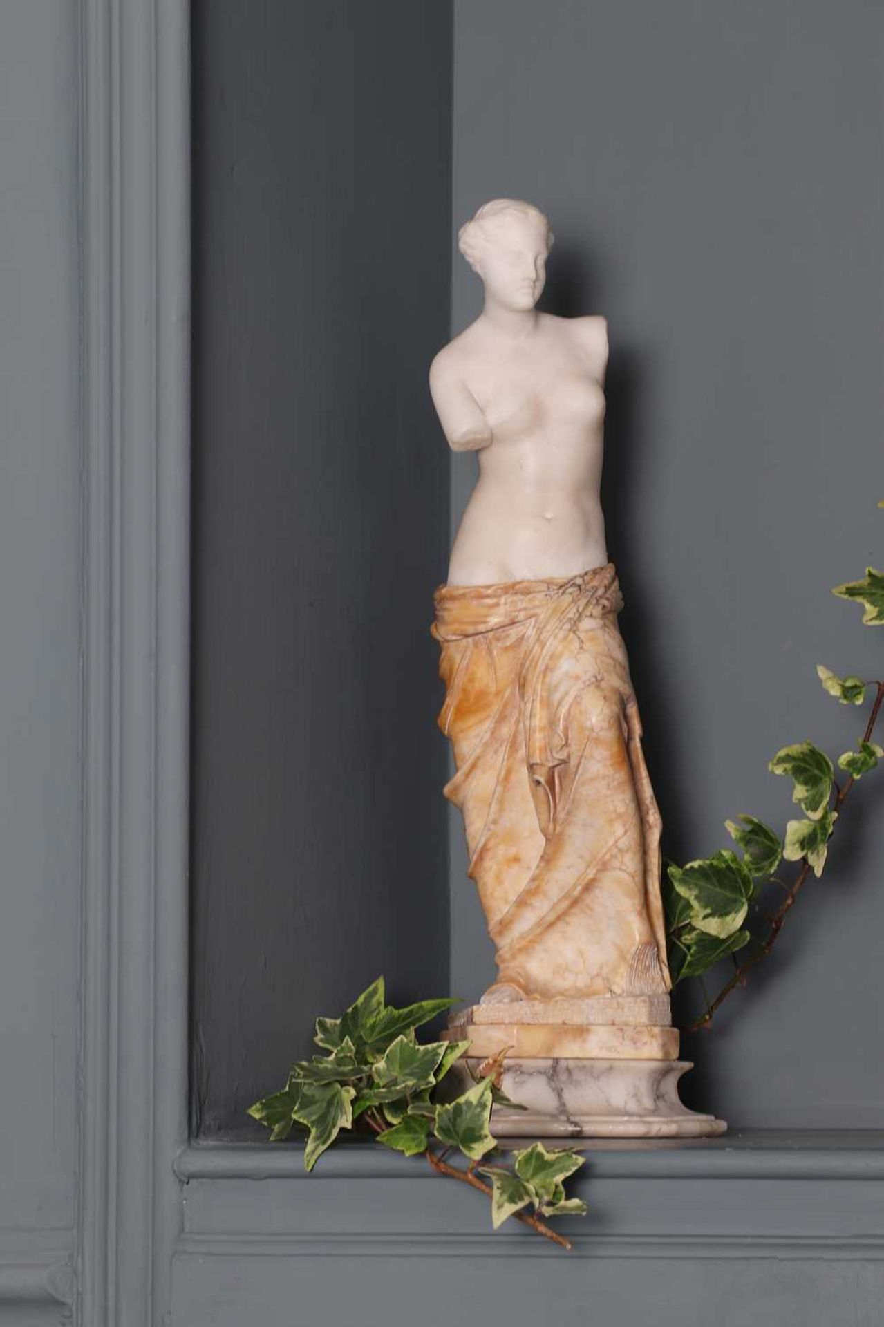 A marble figure of the Venus de Milo, - Bild 2 aus 6
