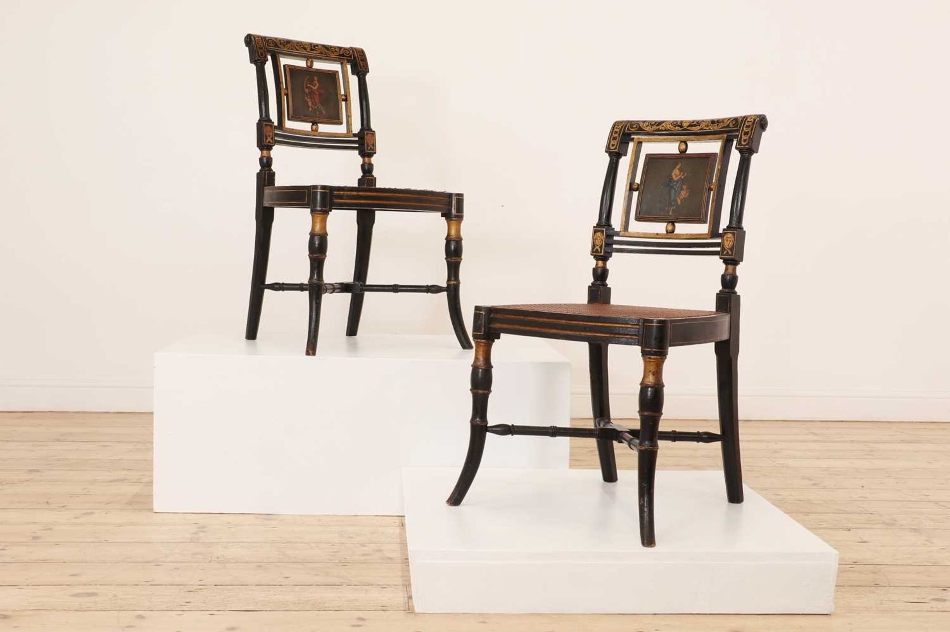 A pair of George III painted wooden side chairs, - Bild 3 aus 9