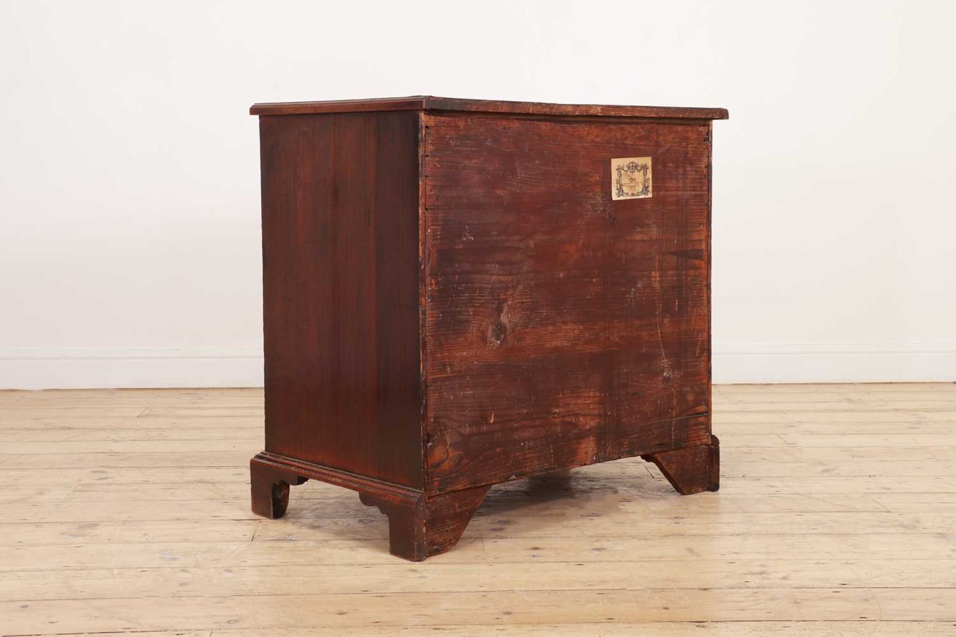 A George III mahogany bachelor's chest, - Bild 5 aus 6