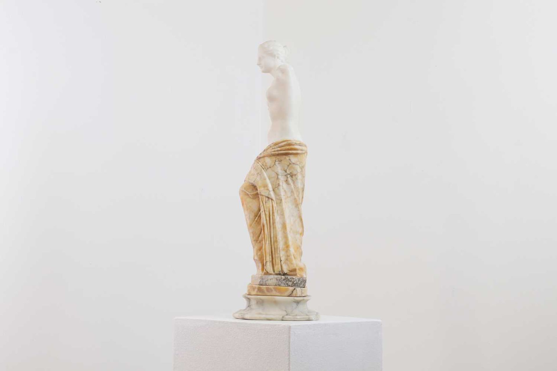 A marble figure of the Venus de Milo, - Bild 5 aus 6
