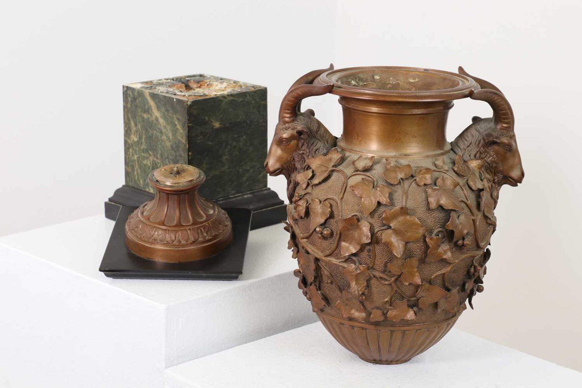 A pair of Grand Tour bronze urns by the workshop of Benedetto Boschetti - Bild 6 aus 37