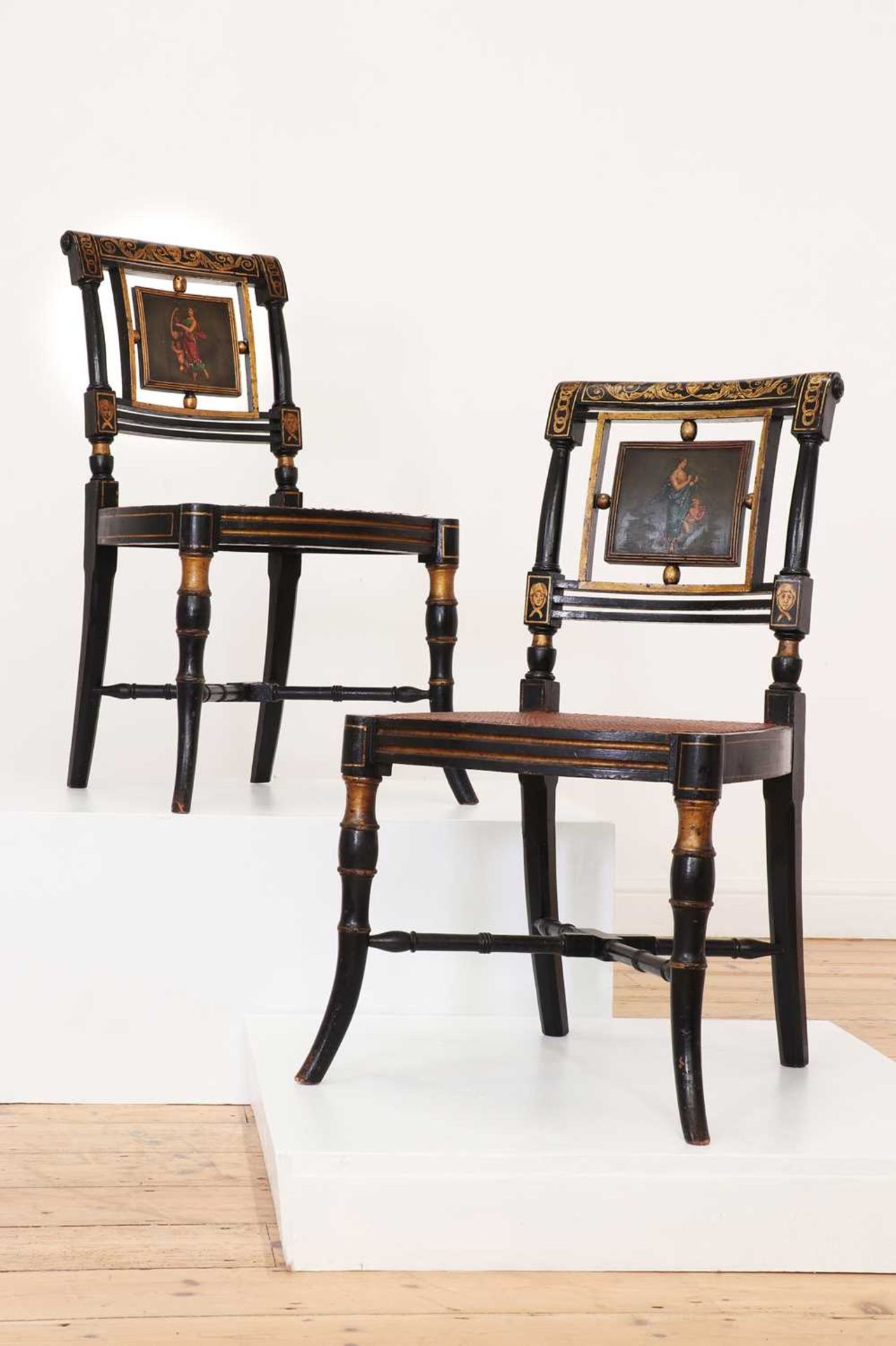 A pair of George III painted wooden side chairs, - Bild 6 aus 9