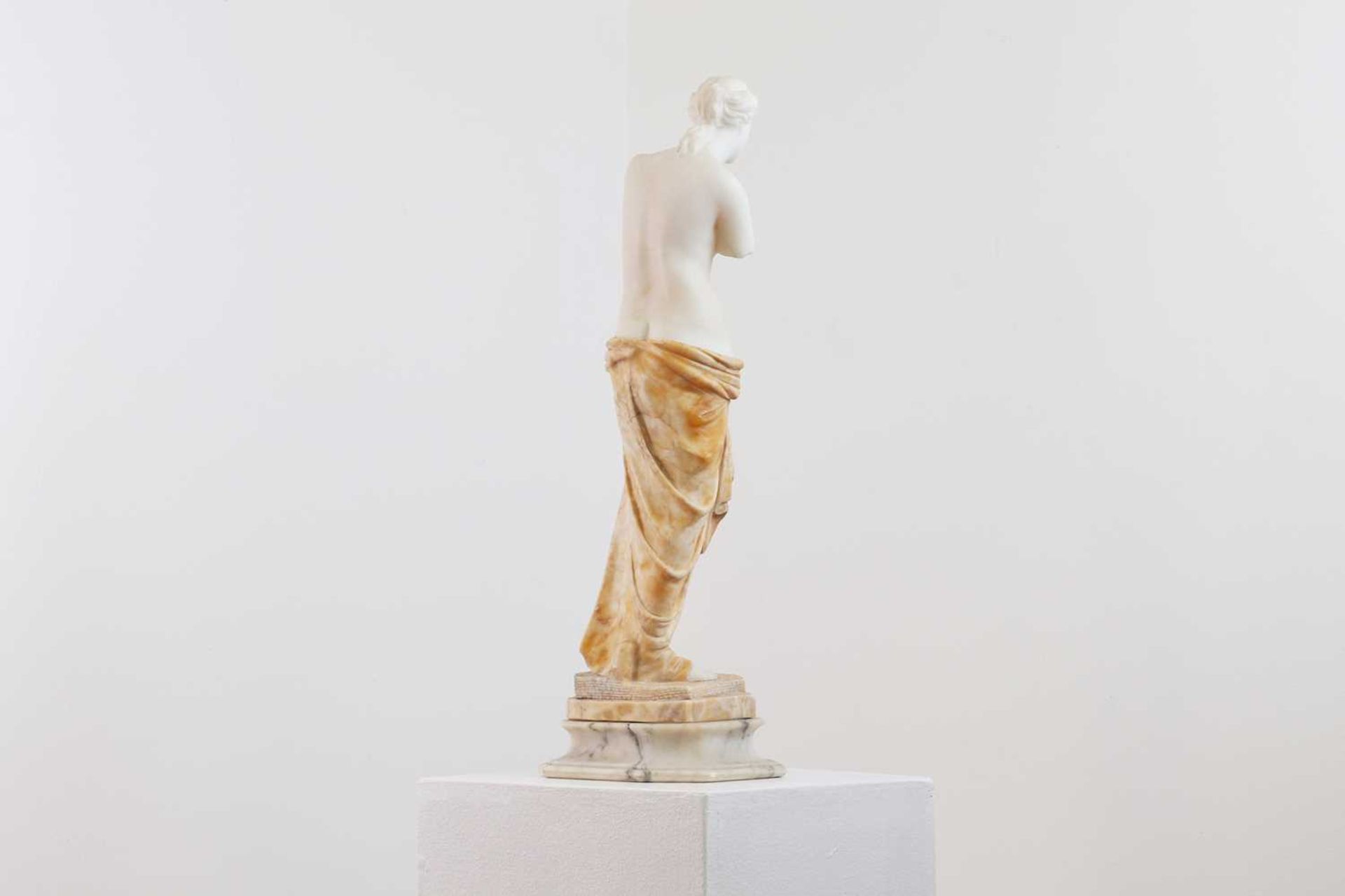 A marble figure of the Venus de Milo, - Bild 6 aus 6