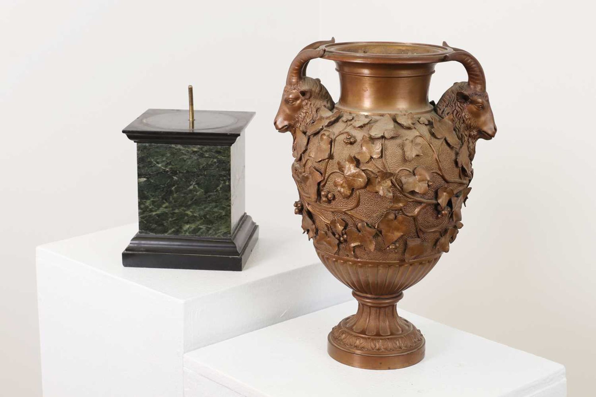 A pair of Grand Tour bronze urns by the workshop of Benedetto Boschetti - Bild 8 aus 37
