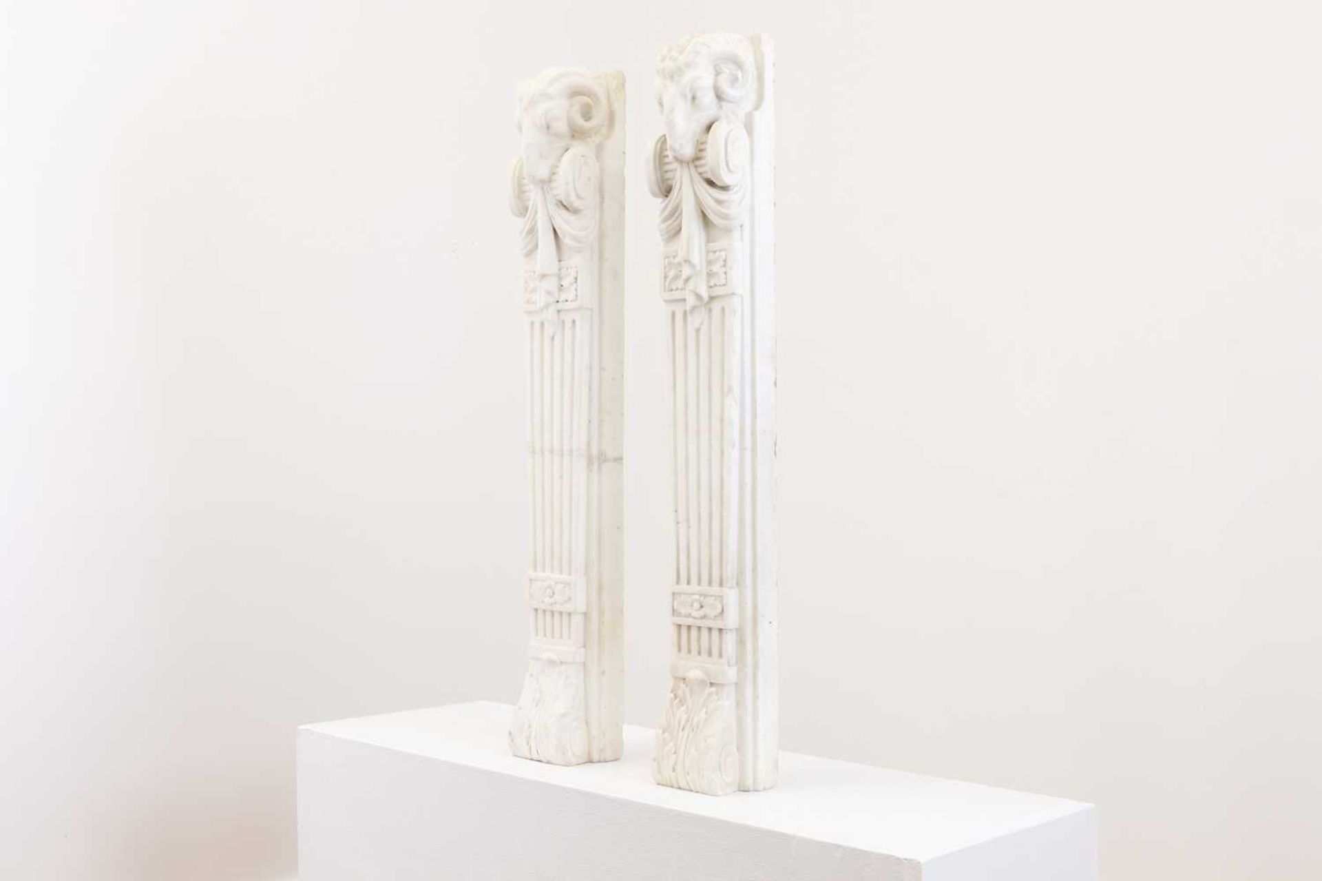 A pair of white marble jambs, - Bild 2 aus 6