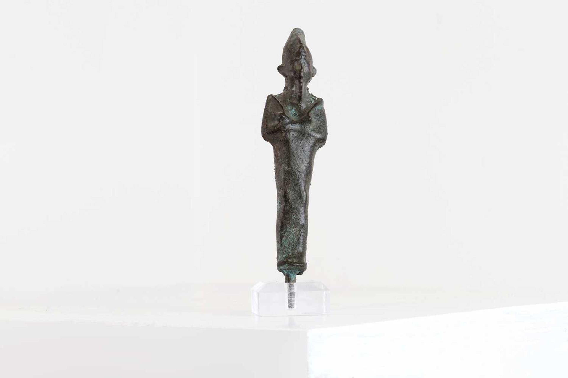 An Egyptian bronze shabti figure, - Image 3 of 7