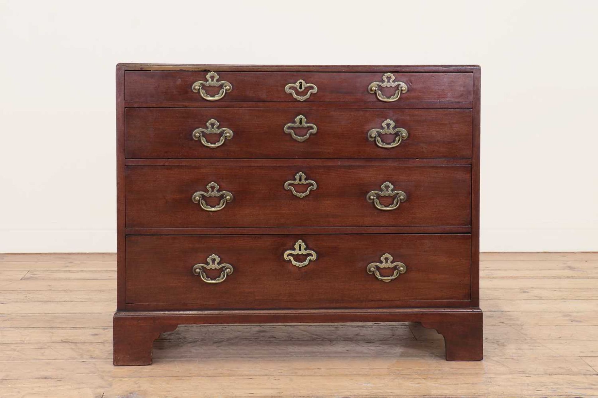 A George III mahogany bachelor's chest, - Bild 2 aus 5