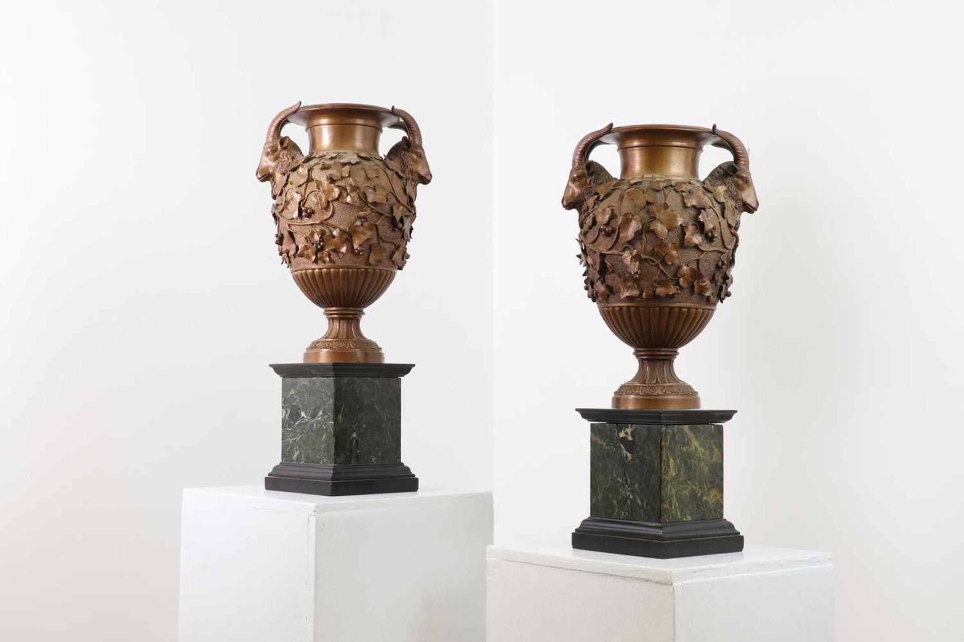 A pair of Grand Tour bronze urns by the workshop of Benedetto Boschetti - Bild 4 aus 37