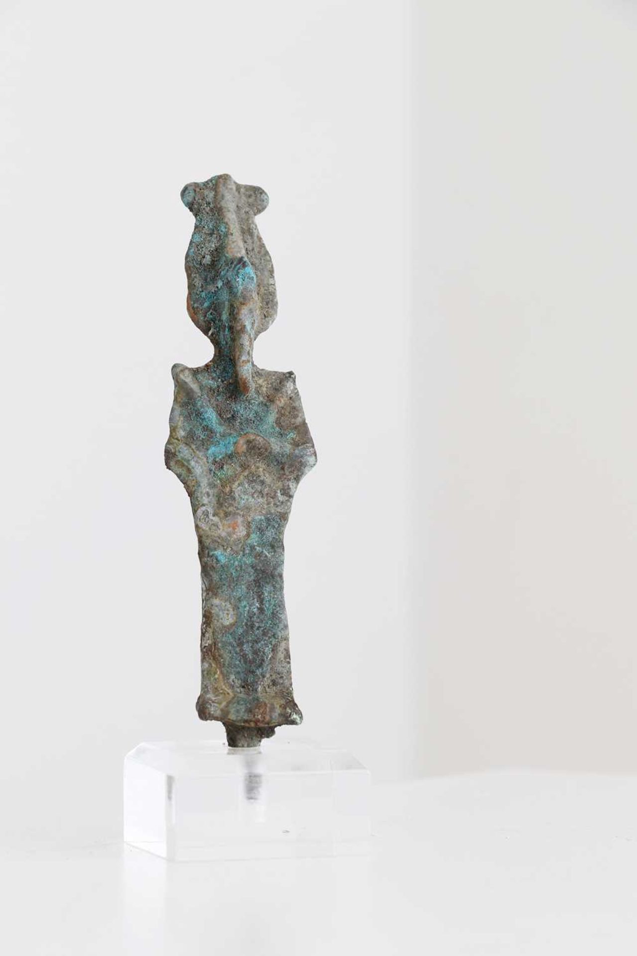 An Egyptian bronze shabti figure, - Bild 2 aus 5
