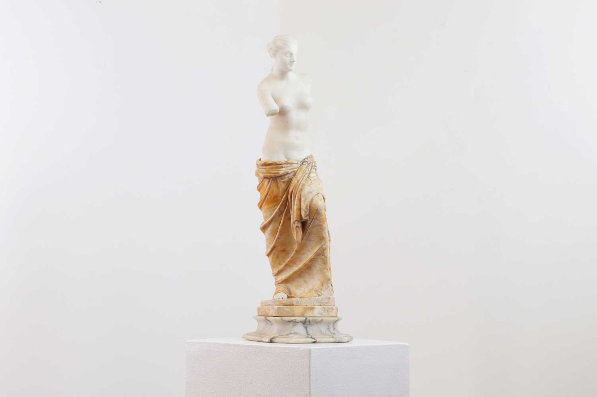 A marble figure of the Venus de Milo, - Bild 4 aus 6