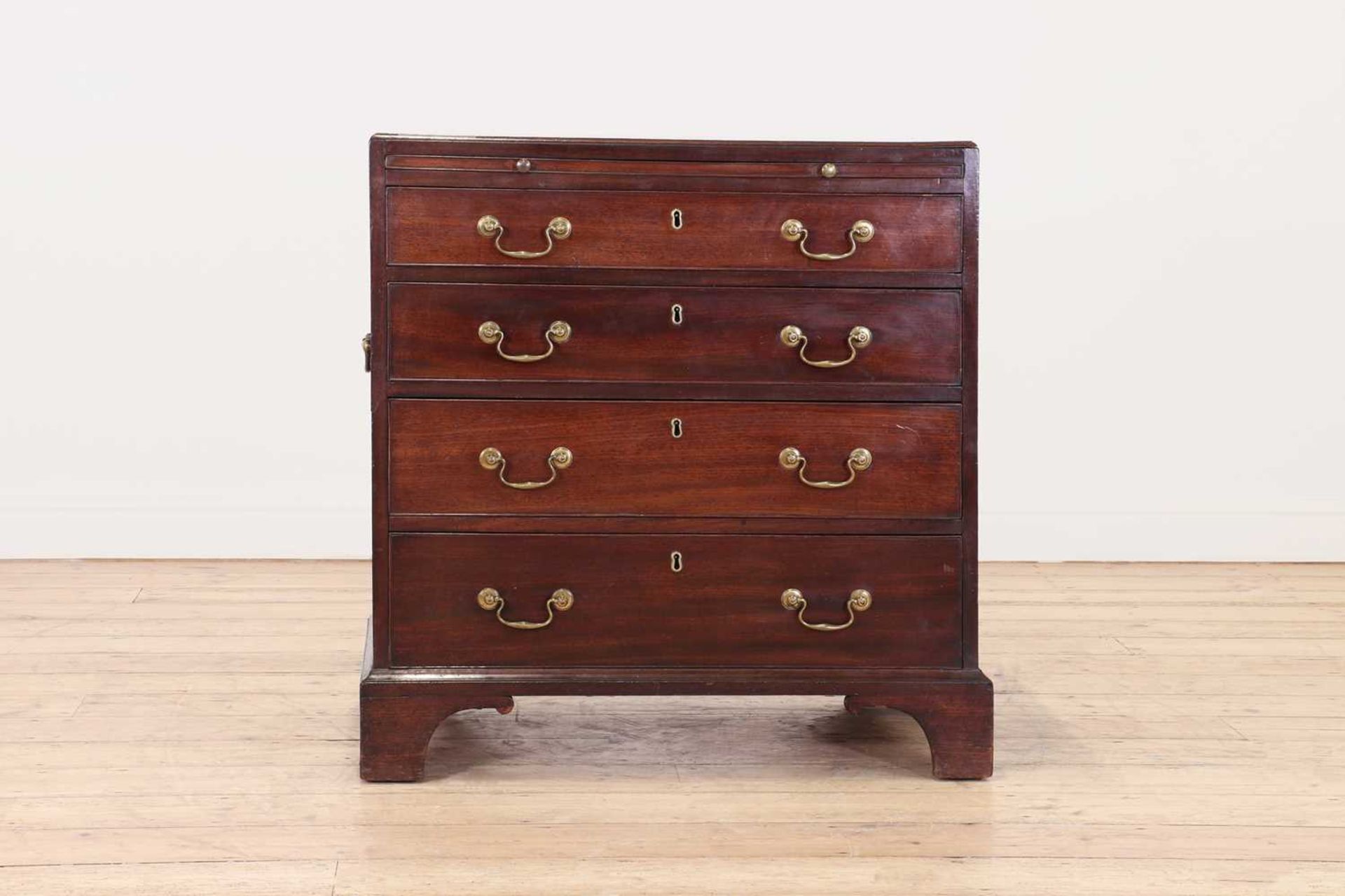 A George III mahogany bachelor's chest, - Bild 2 aus 5