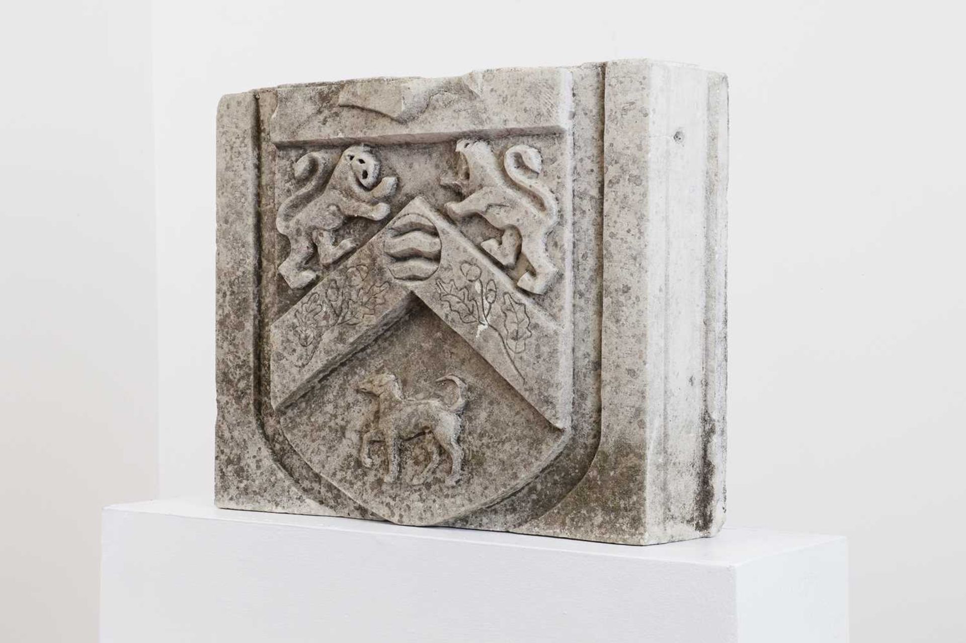 An heraldic carved sandstone architectural fragment, - Bild 3 aus 4