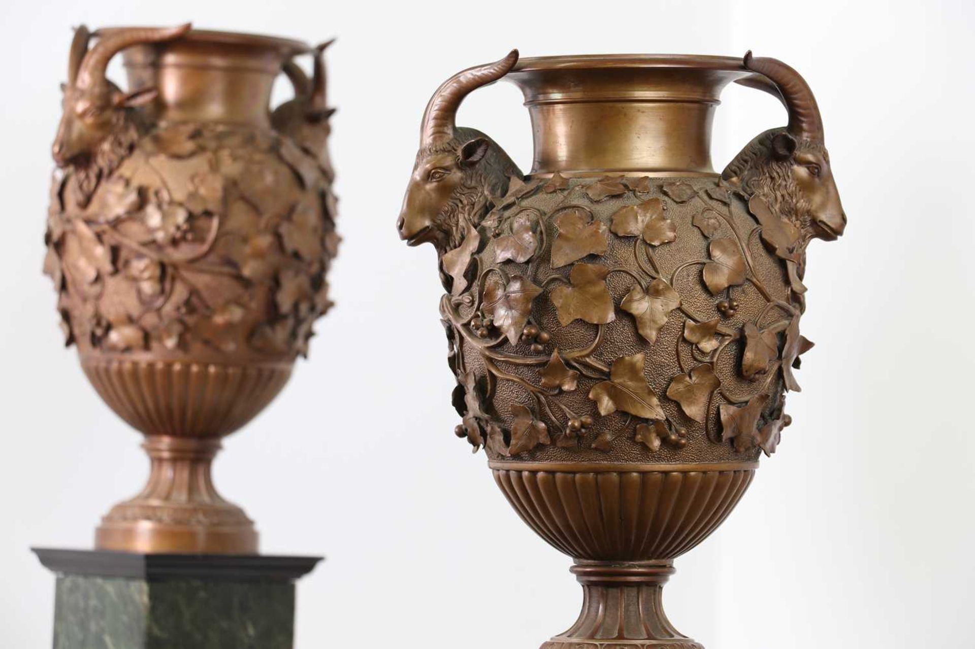 A pair of Grand Tour bronze urns by the workshop of Benedetto Boschetti - Bild 7 aus 37