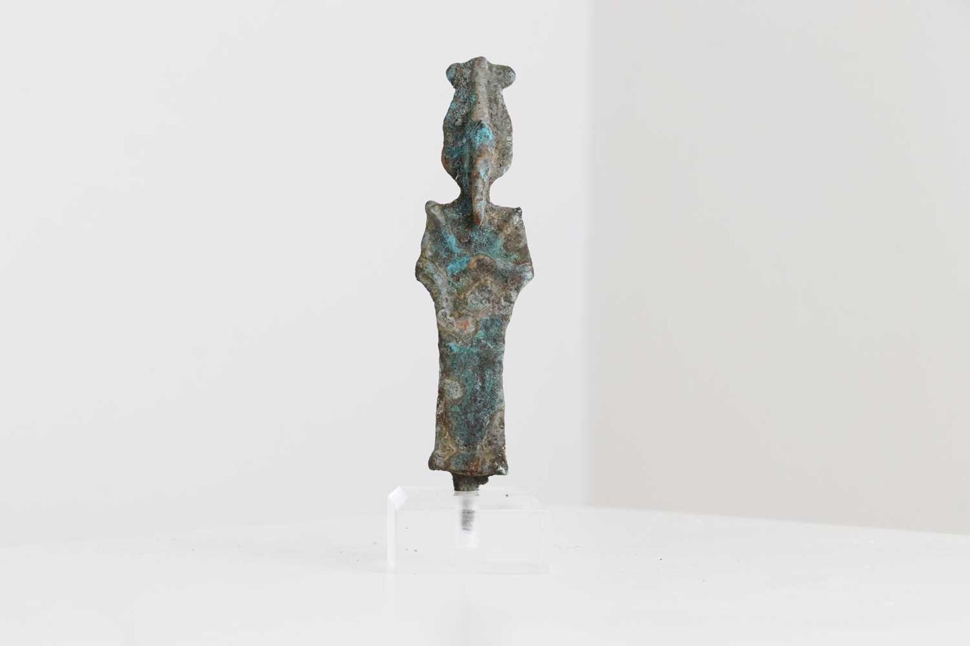 An Egyptian bronze shabti figure, - Image 4 of 5