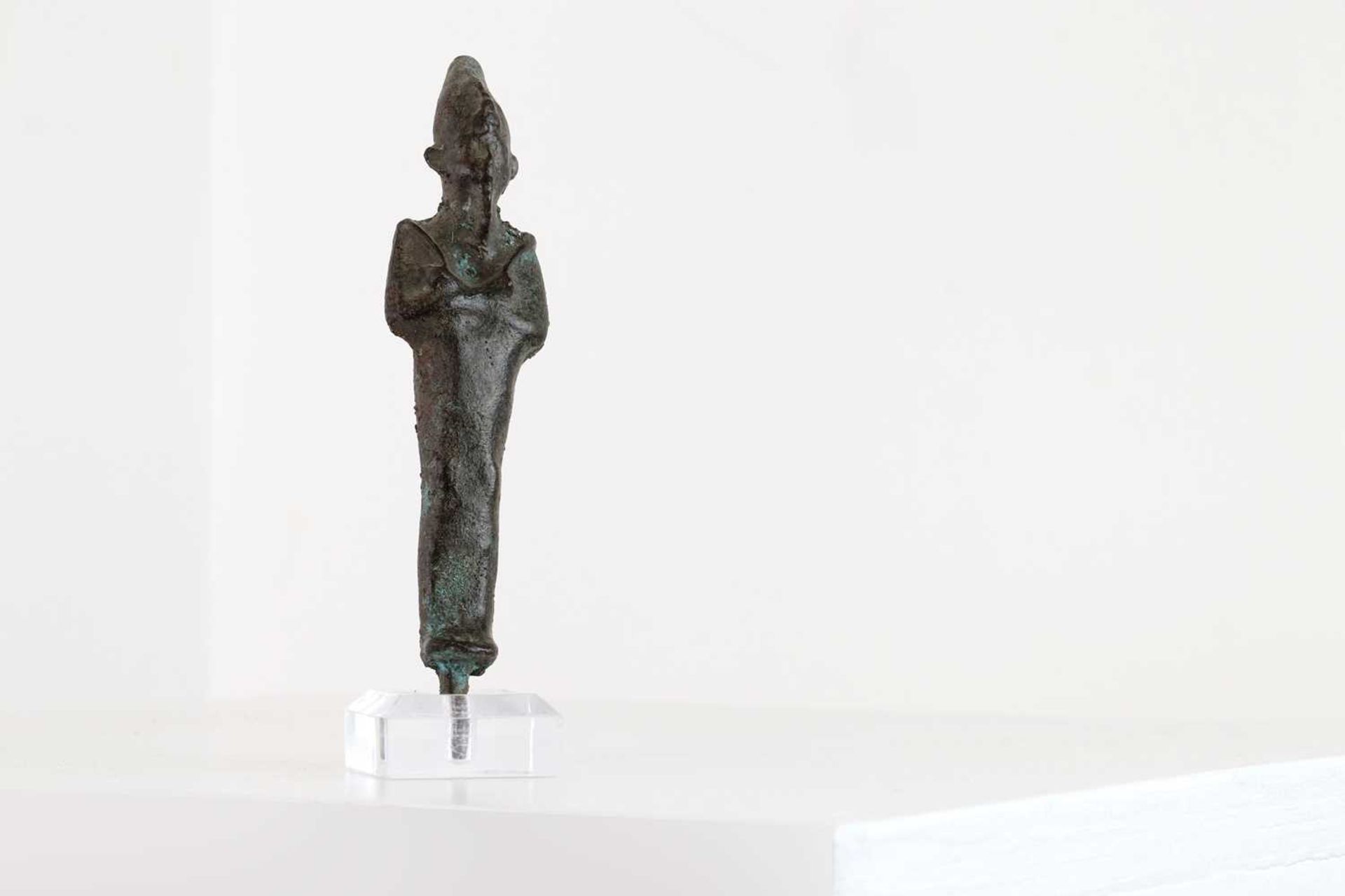 An Egyptian bronze shabti figure, - Image 5 of 7