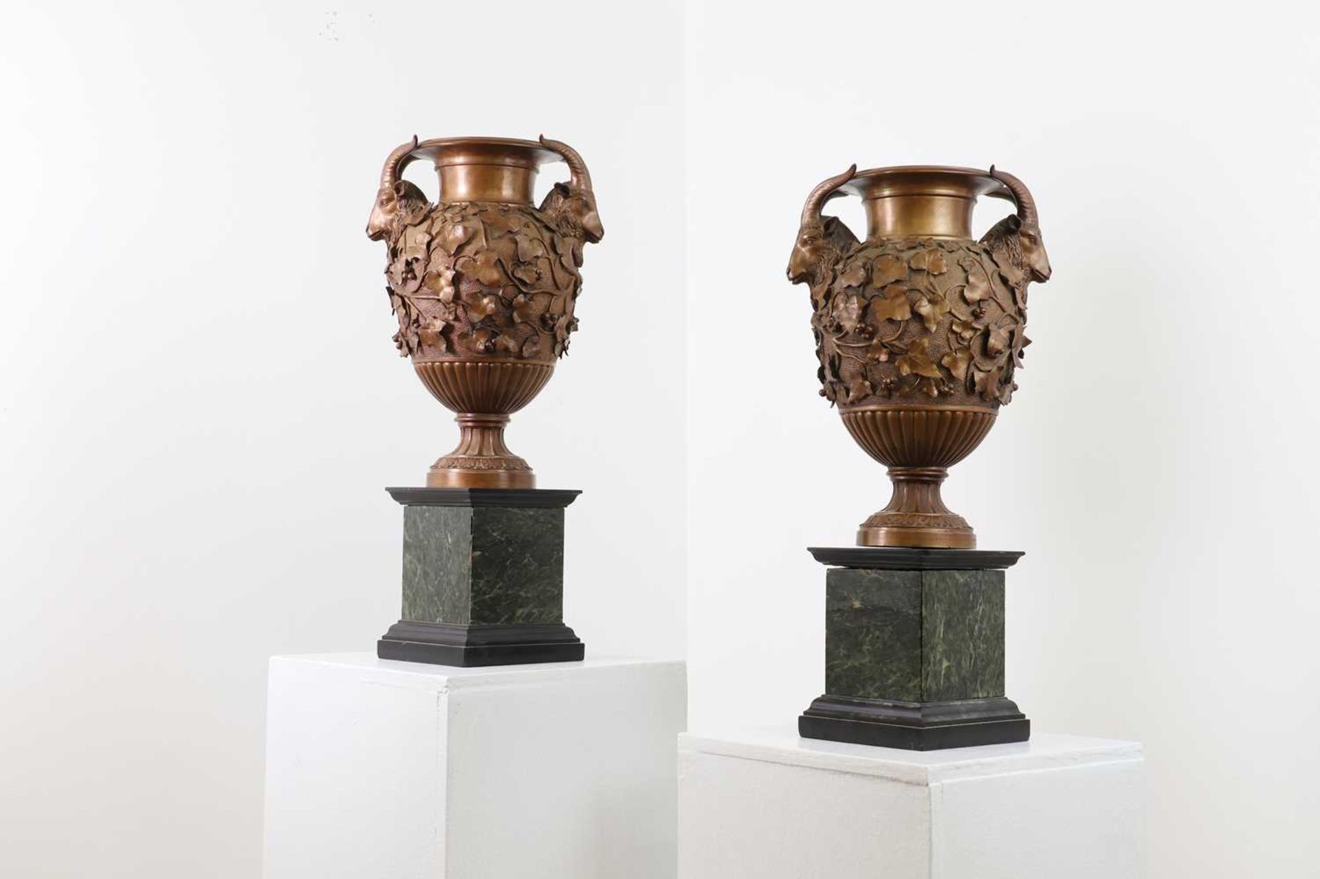 A pair of Grand Tour bronze urns by the workshop of Benedetto Boschetti - Bild 2 aus 37