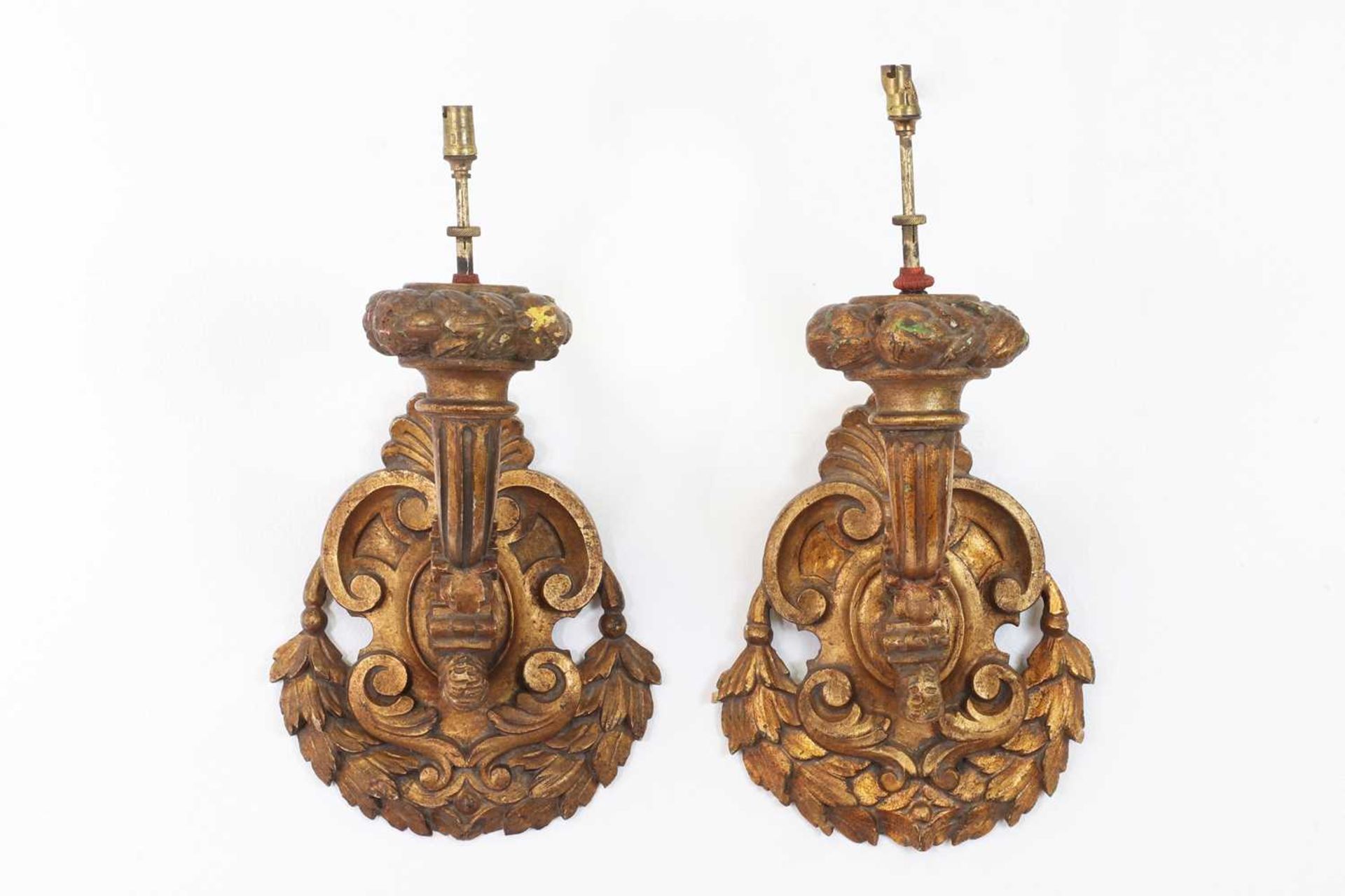 A pair of carved giltwood wall lights, - Bild 2 aus 3