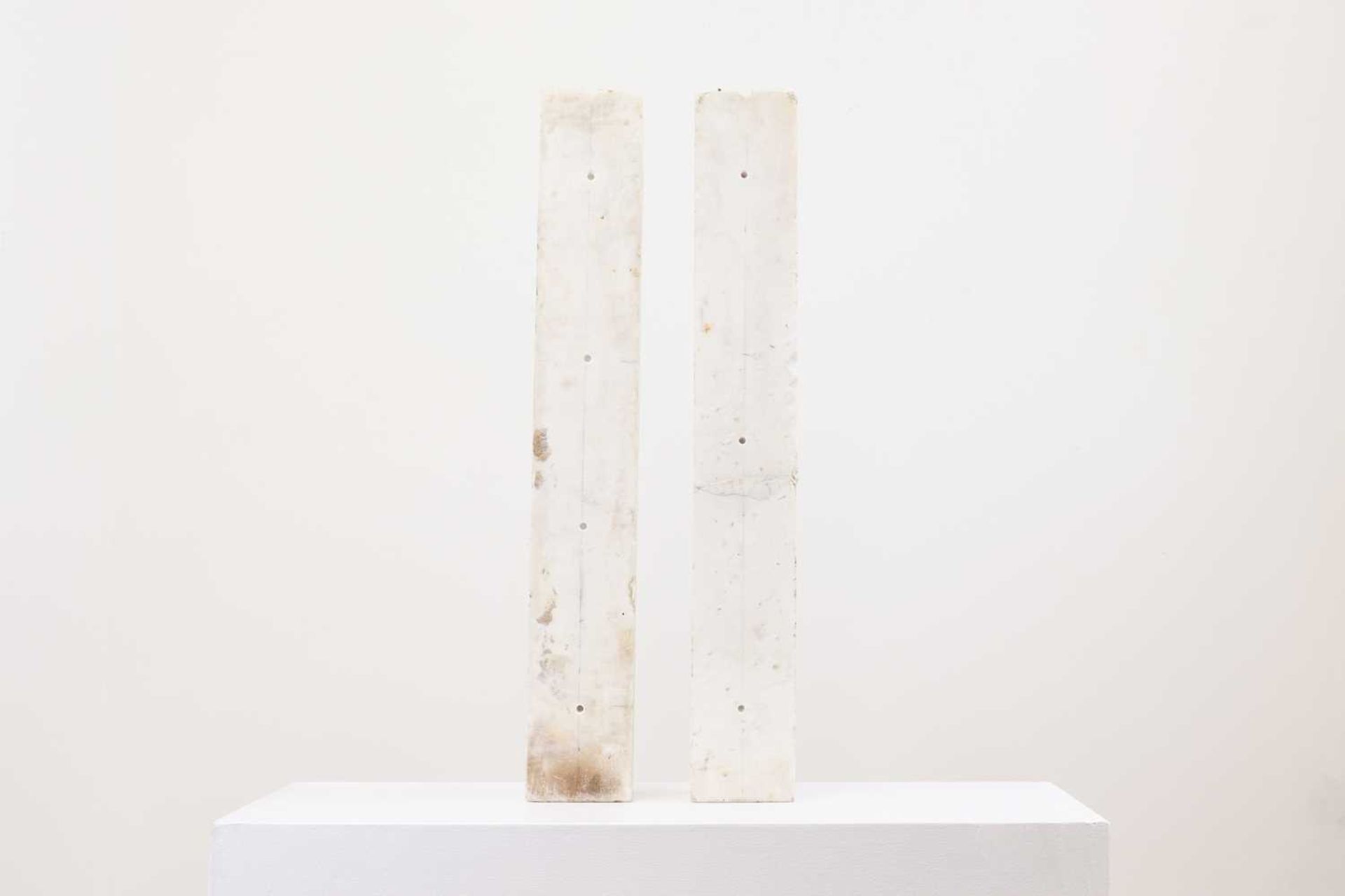 A pair of white marble jambs, - Bild 5 aus 6