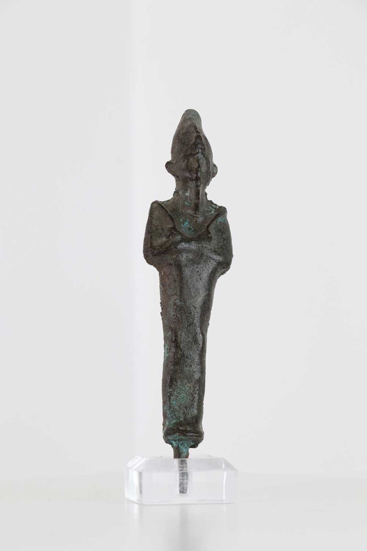 An Egyptian bronze shabti figure, - Image 2 of 7