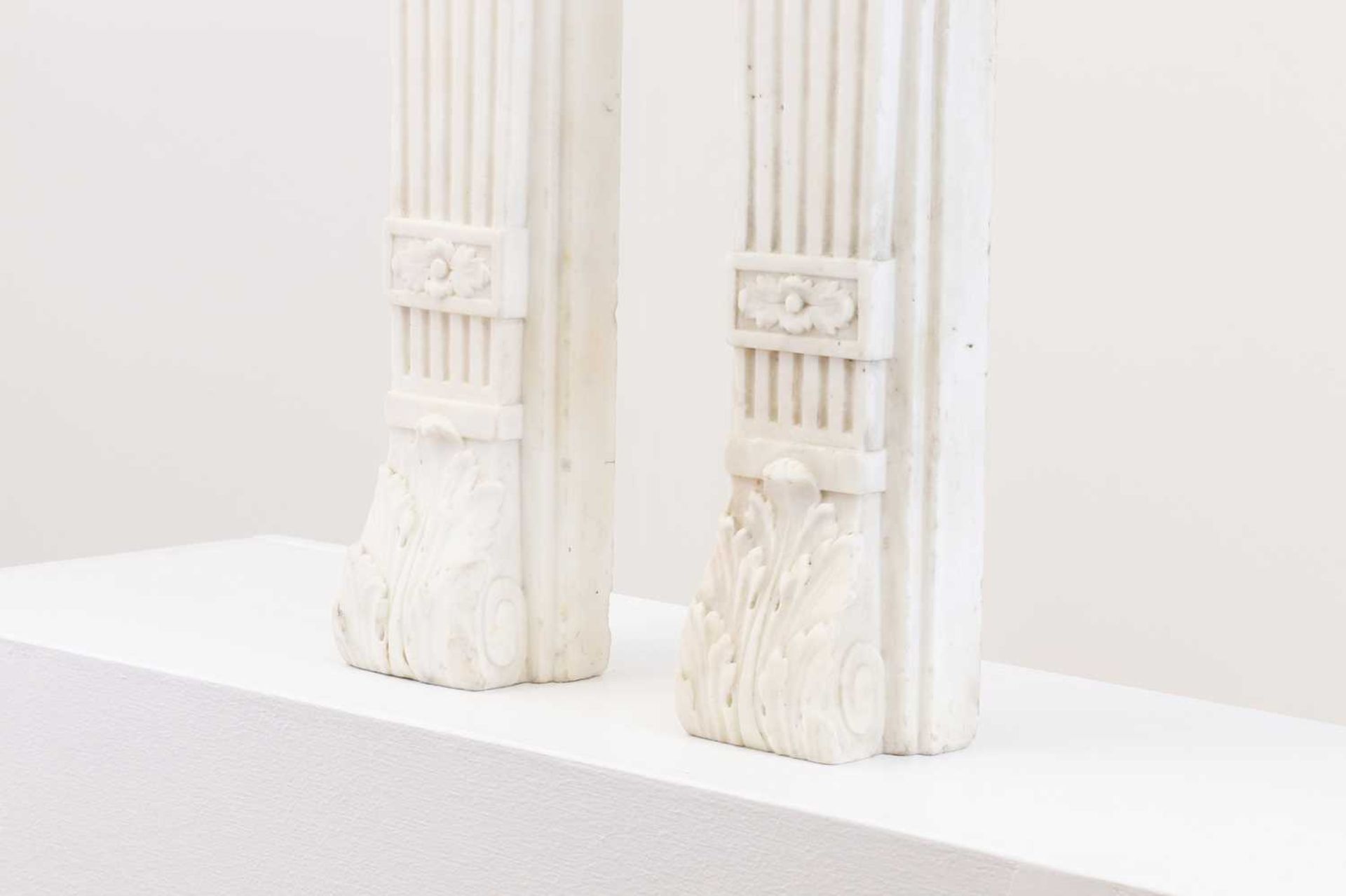 A pair of white marble jambs, - Bild 4 aus 6