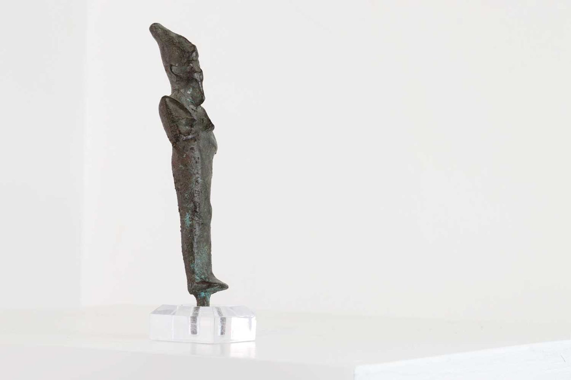 An Egyptian bronze shabti figure, - Image 6 of 7