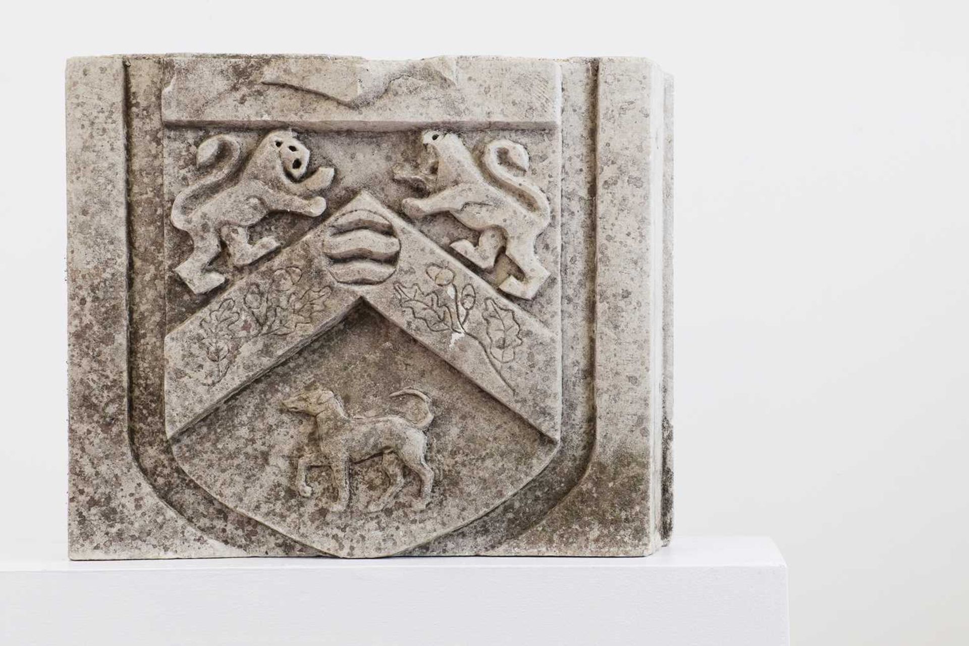 An heraldic carved sandstone architectural fragment, - Bild 2 aus 4