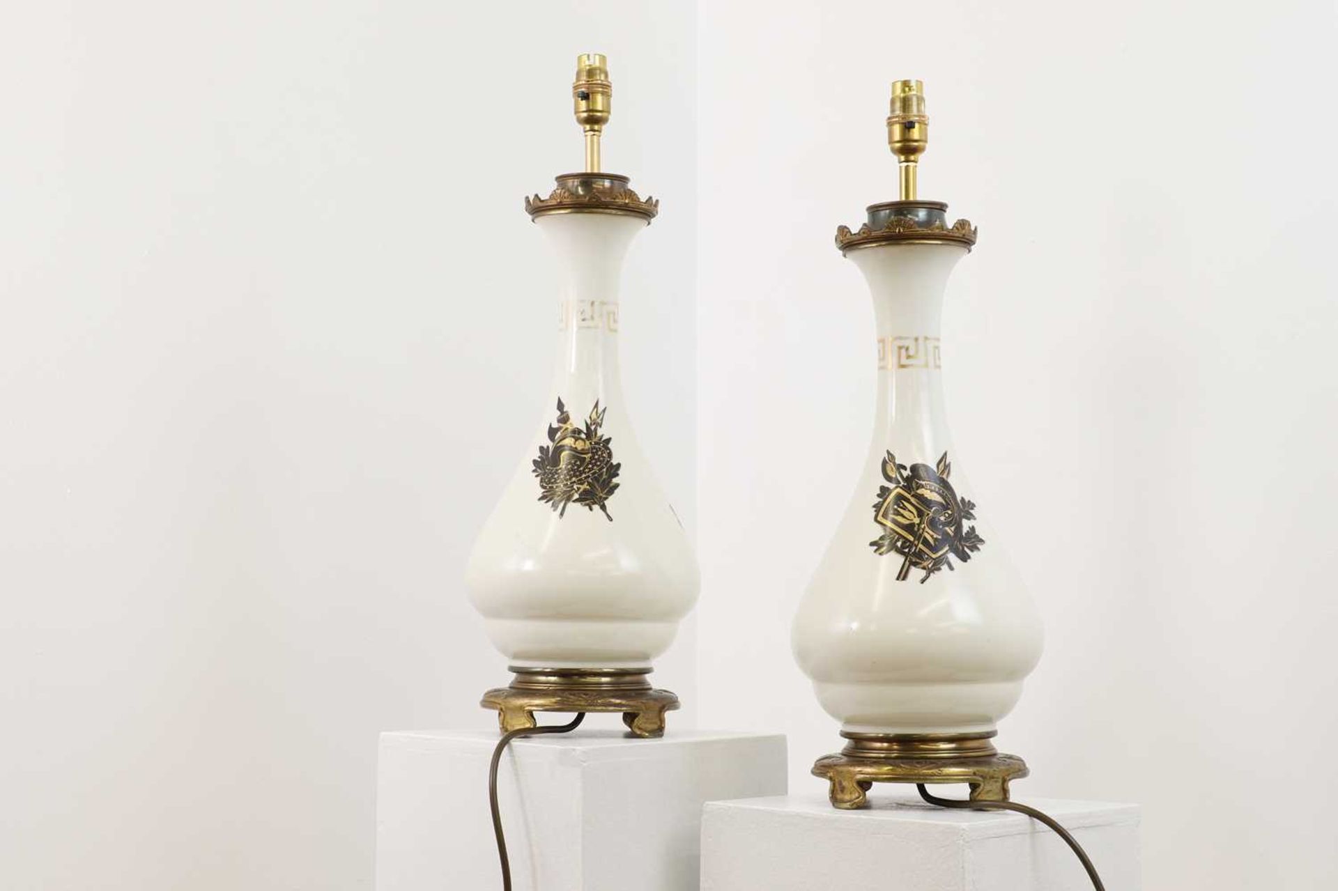 A pair of gilt-metal-mounted vase lamps, - Bild 2 aus 4