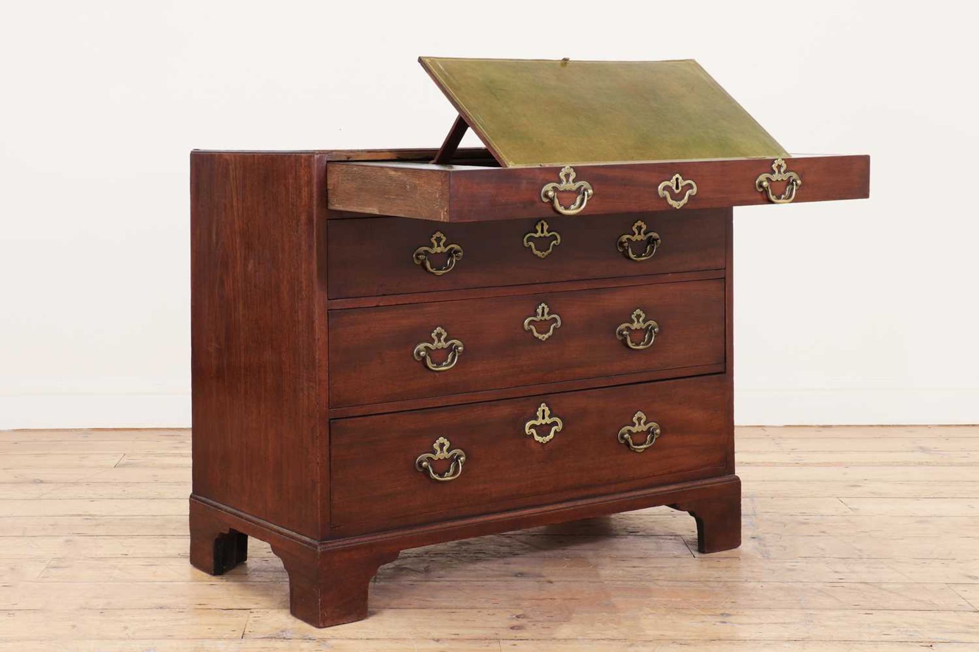 A George III mahogany bachelor's chest, - Bild 3 aus 5