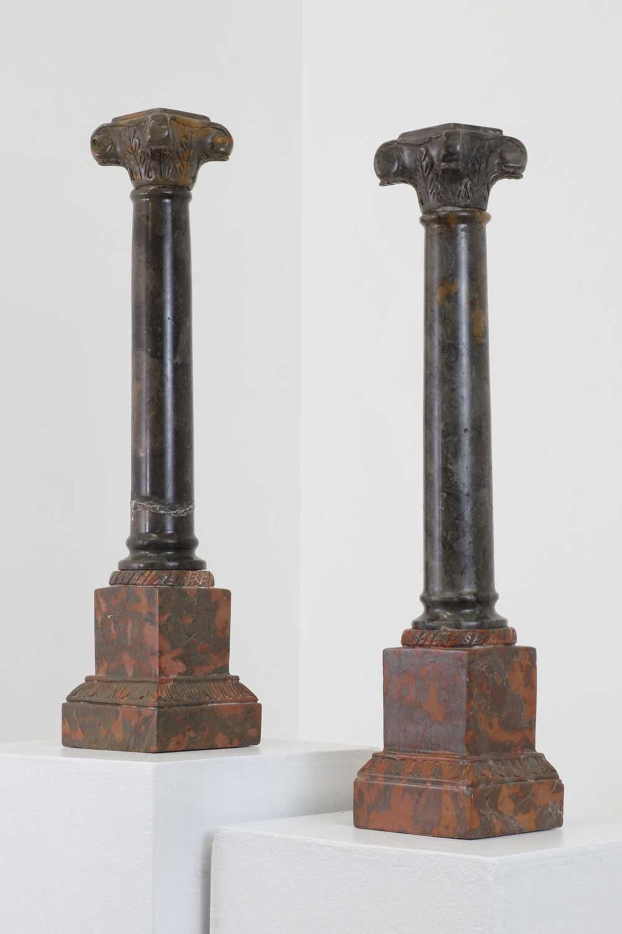 A pair of marble candlesticks, - Bild 3 aus 4