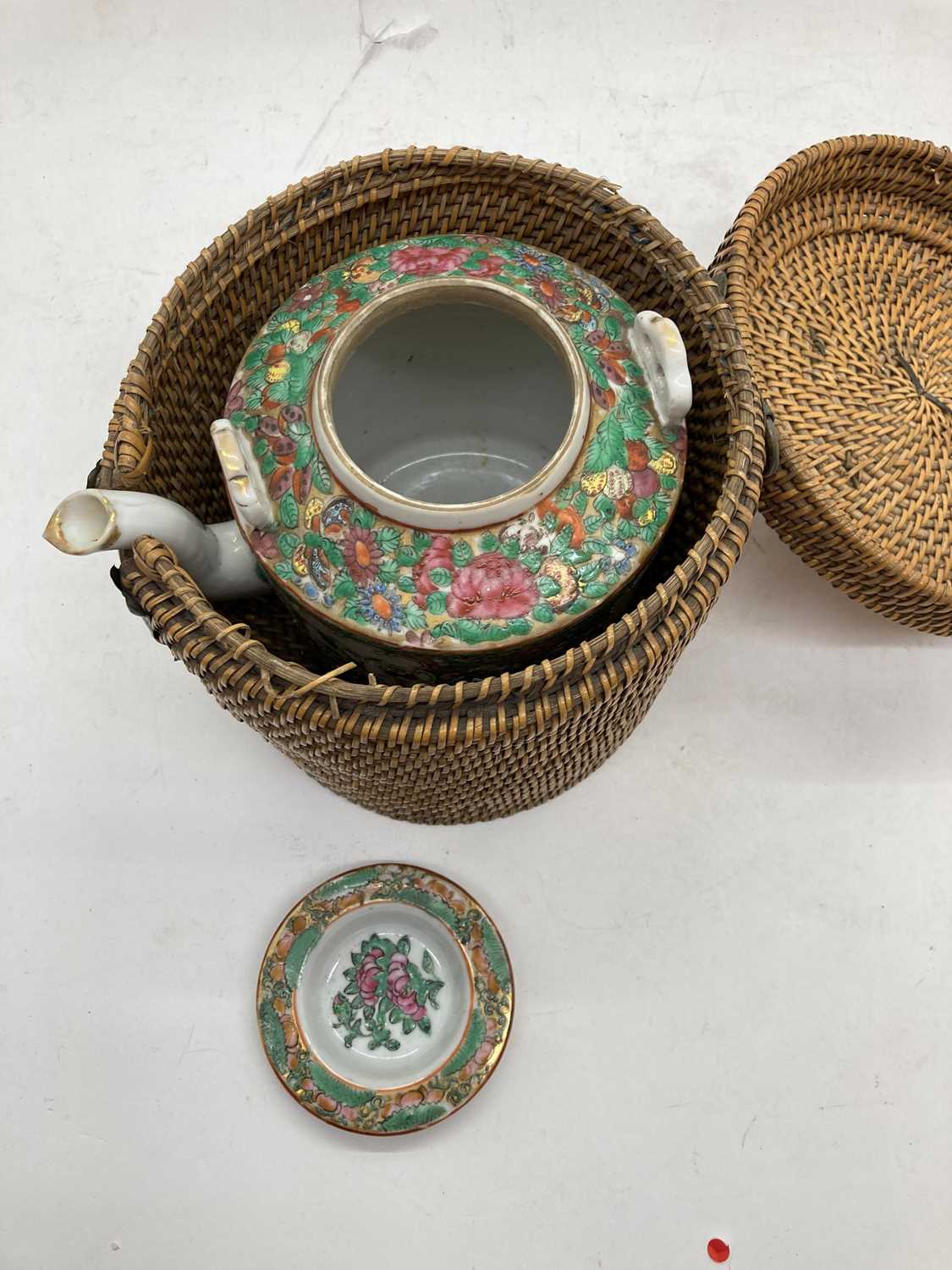 A collection of Chinese Canton famille rose porcelain, - Image 32 of 37
