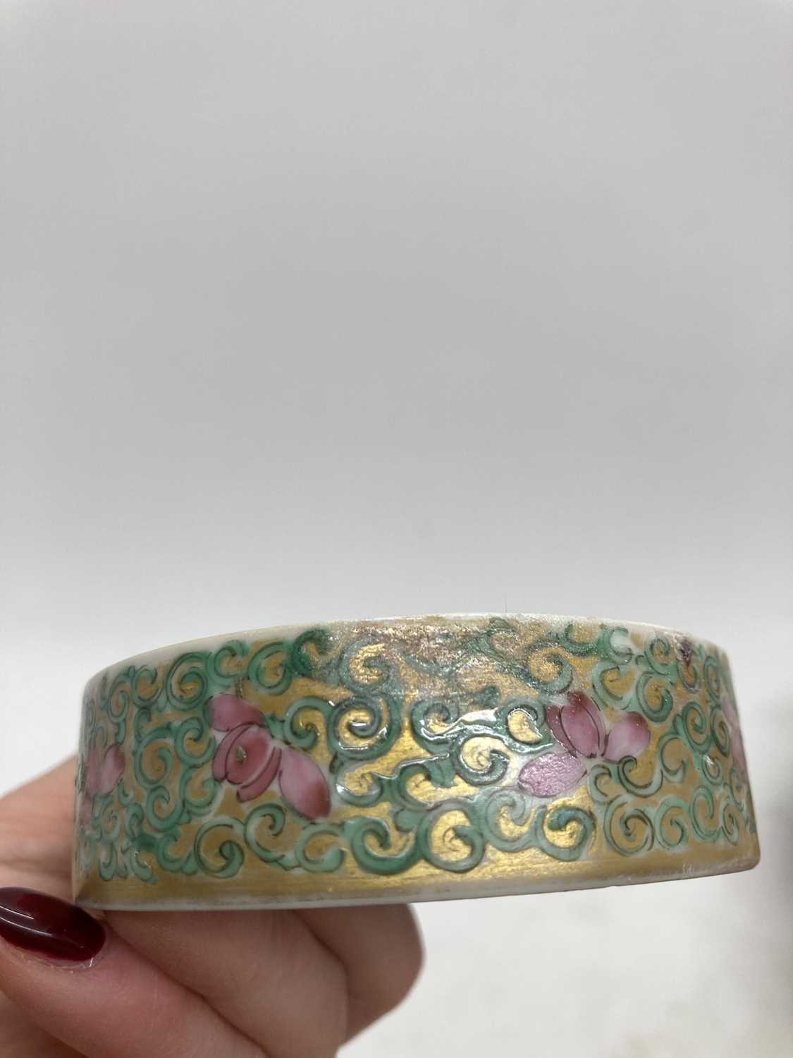 A collection of Chinese Canton famille rose porcelain, - Image 24 of 37