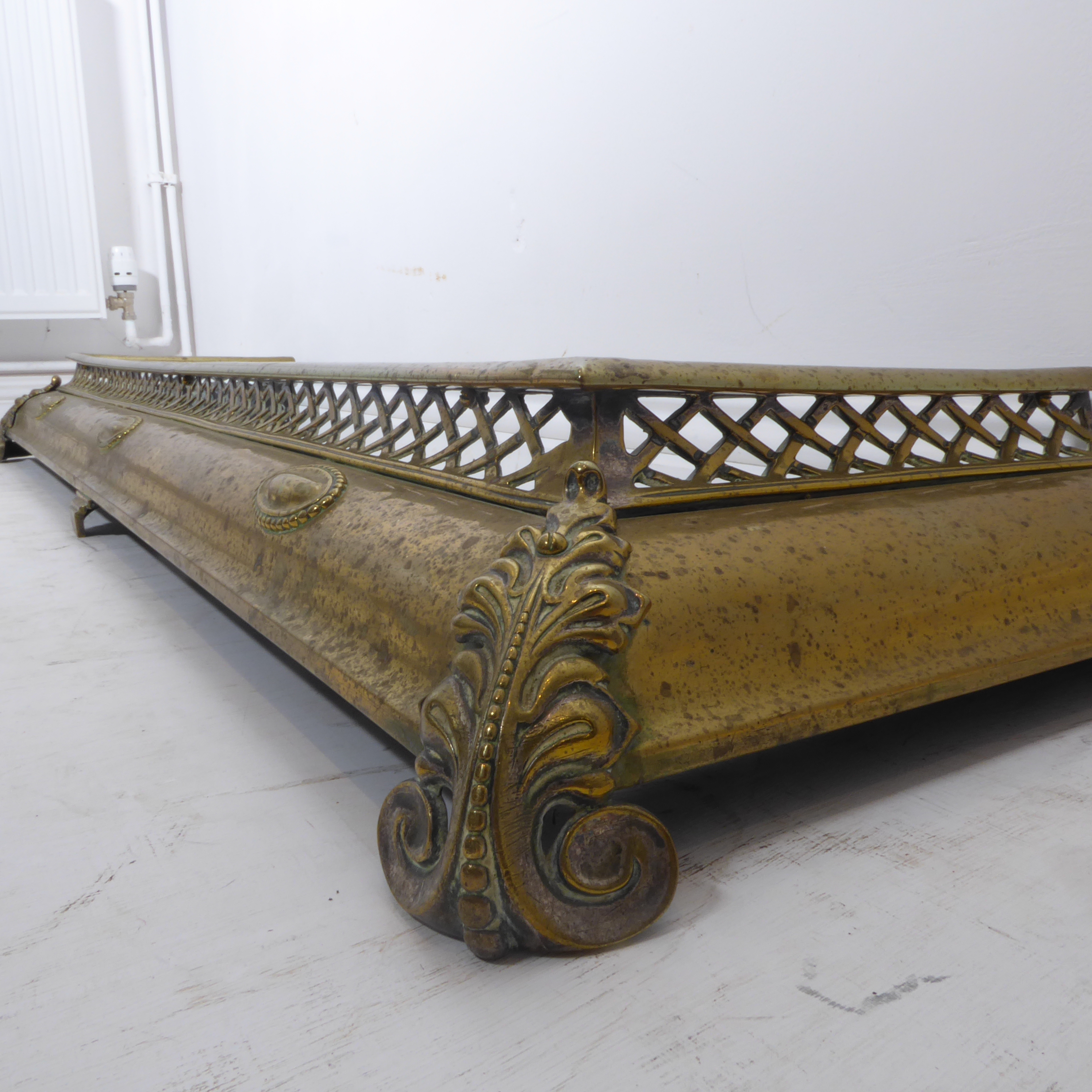 A large late 19th / early 20th century brass fire fender (internal dimensions 114cm x 27.5cm) - Image 2 of 2