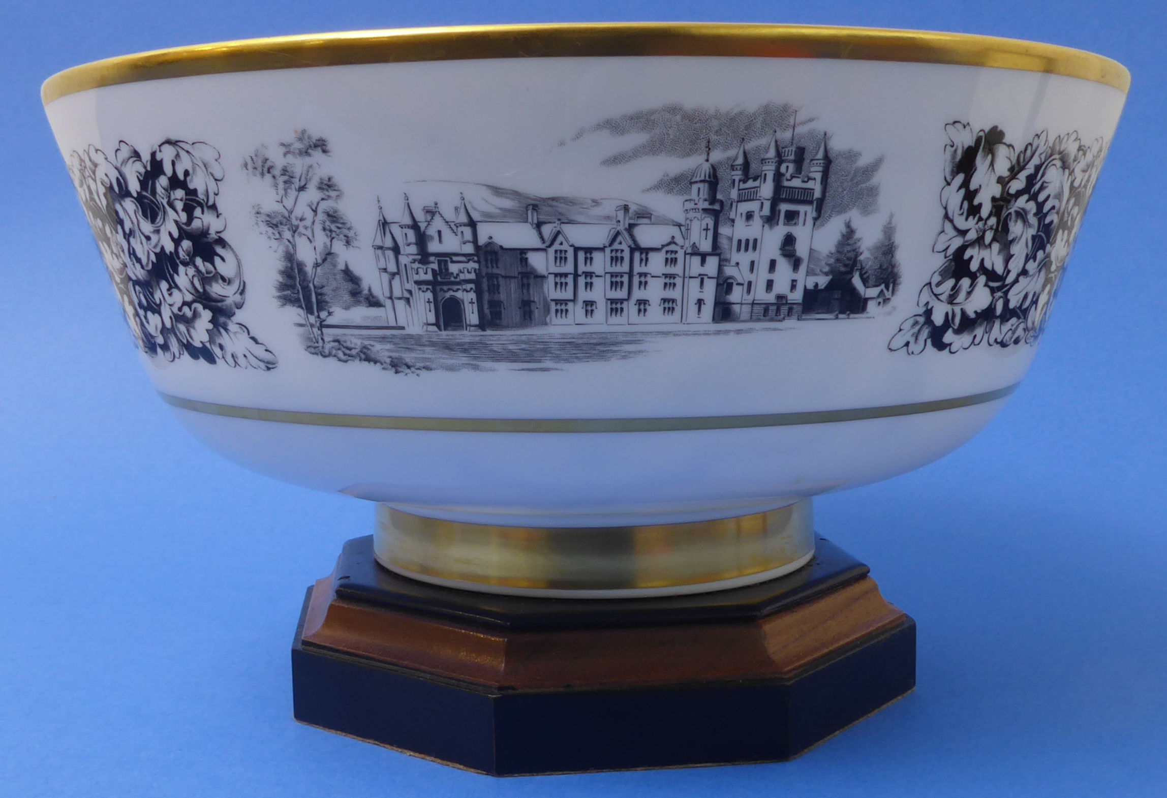 A fine limited edition (173 of 500) Royal Worcester bowl manufactured to commemorate the Silver - Image 4 of 6