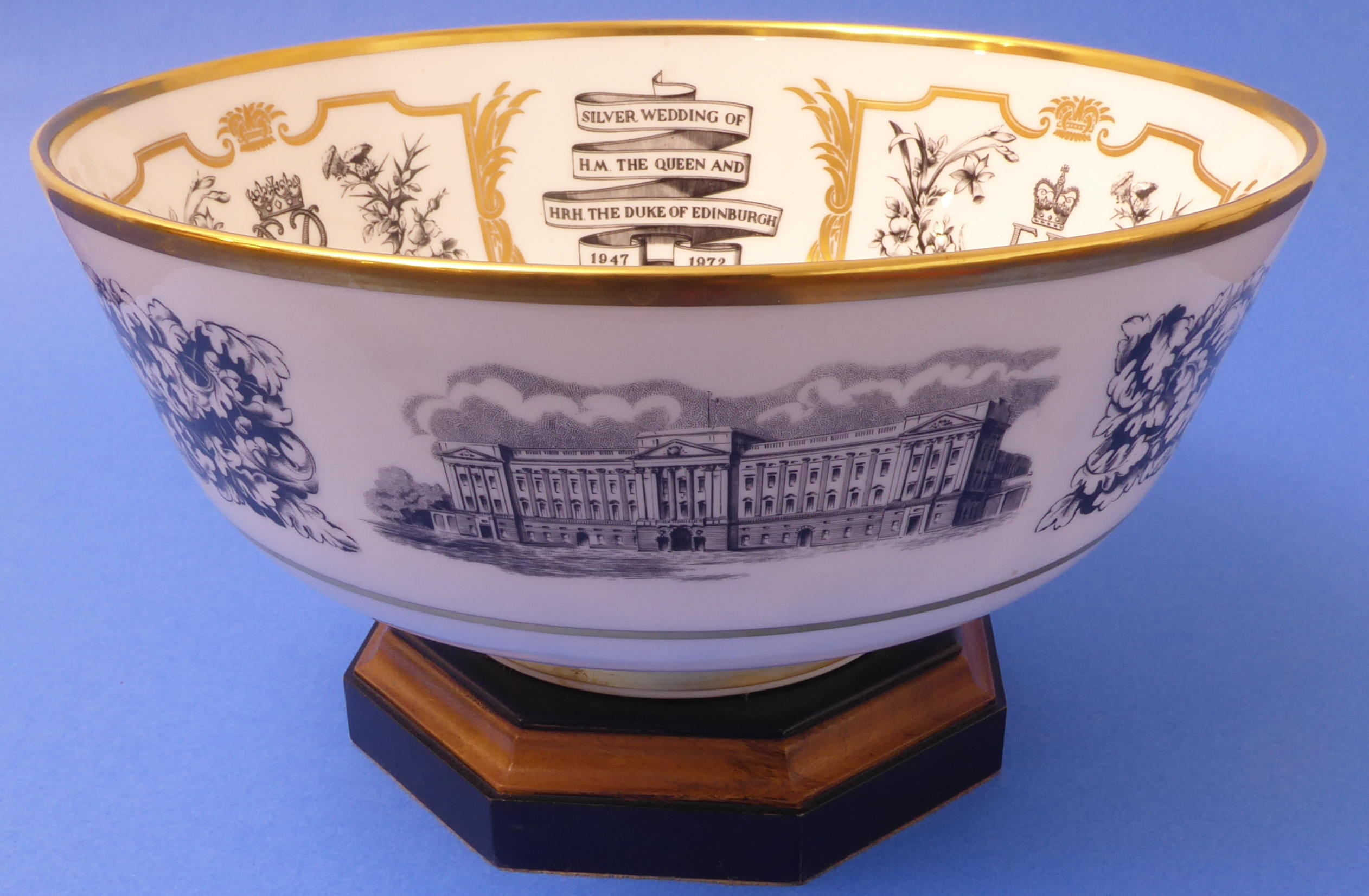 A fine limited edition (173 of 500) Royal Worcester bowl manufactured to commemorate the Silver - Image 2 of 6