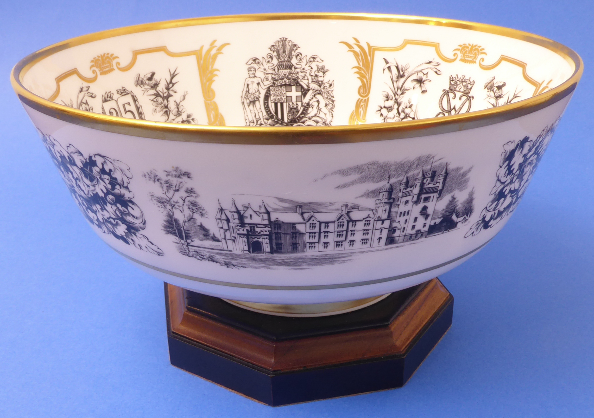 A fine limited edition (173 of 500) Royal Worcester bowl manufactured to commemorate the Silver - Image 3 of 6