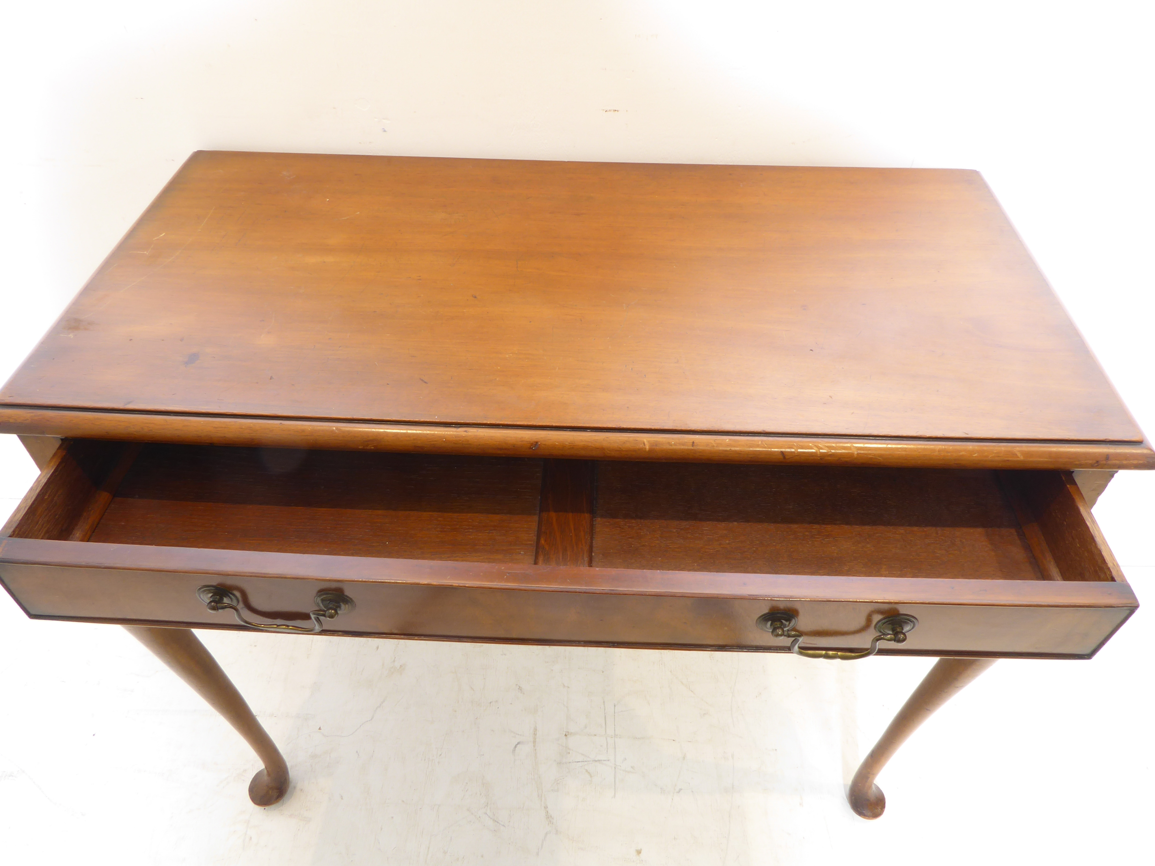 An early 20th century mahogany side table in Georgian-style – the thumbnail moulded top above a - Image 3 of 4
