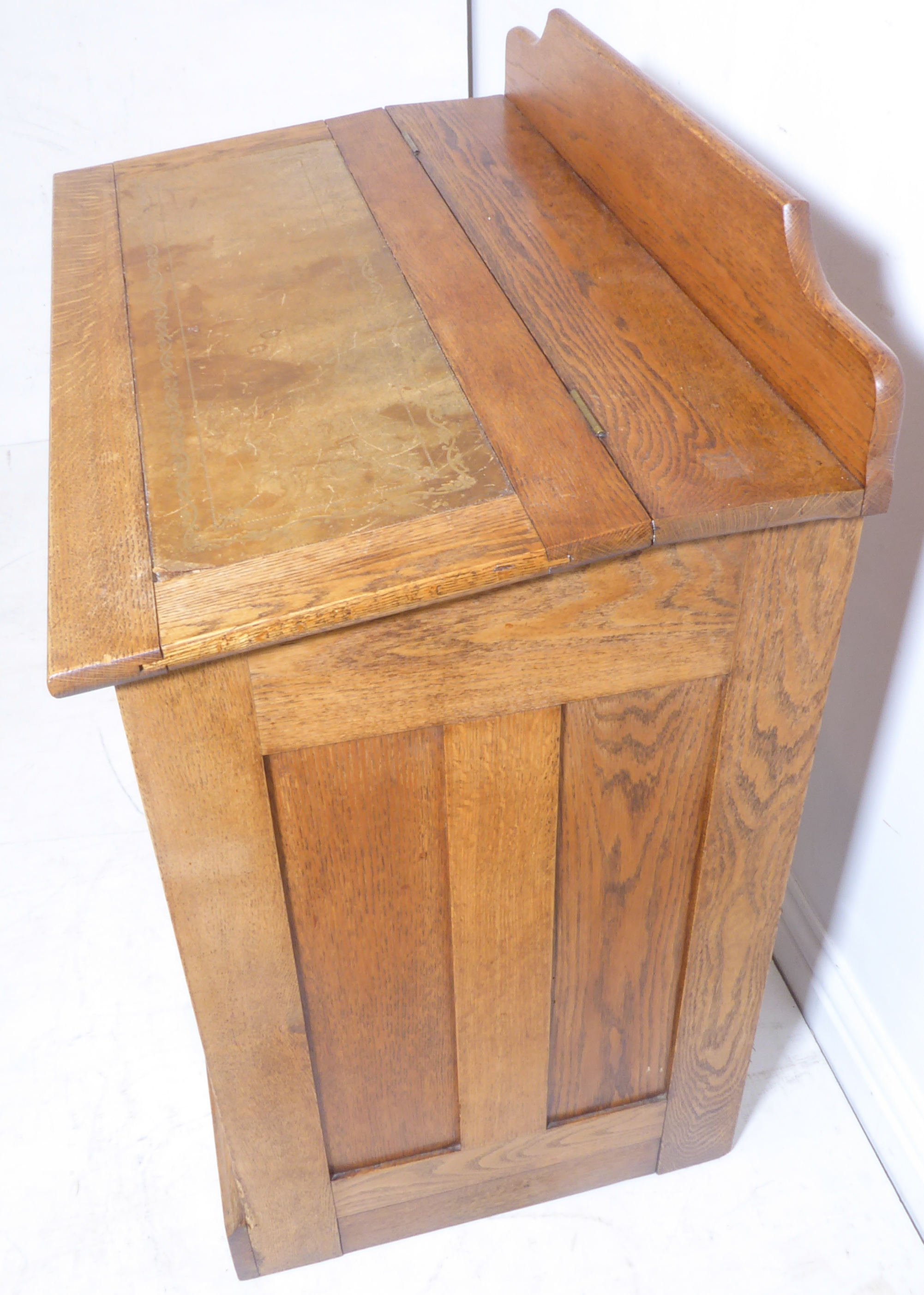 An early 20th century oak desk of small proportions – the angular hinged leather-inset top above - Image 5 of 5