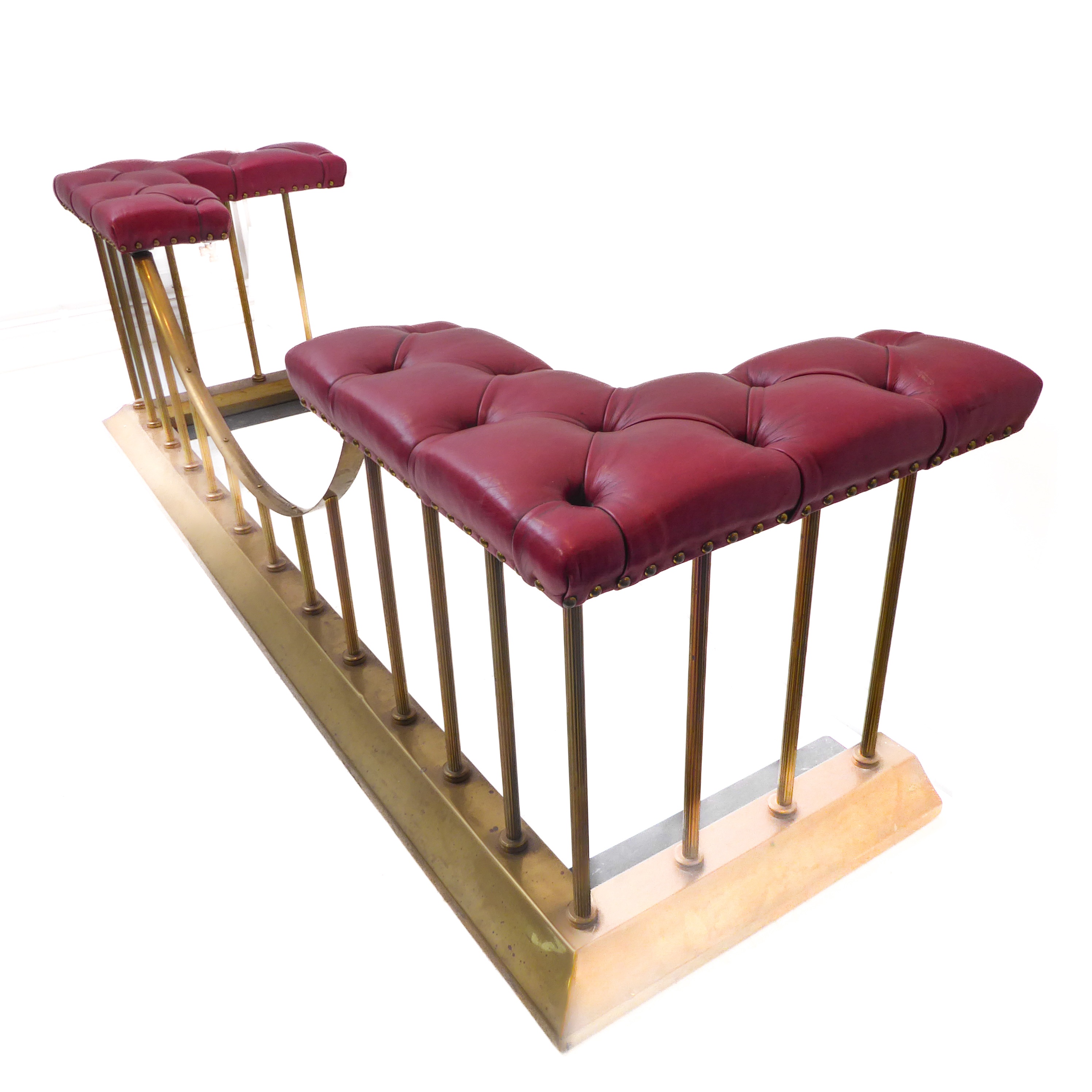A good modern red-leather-upholstered brass club fender (internal dimensions approx. 42 x 154cm,
