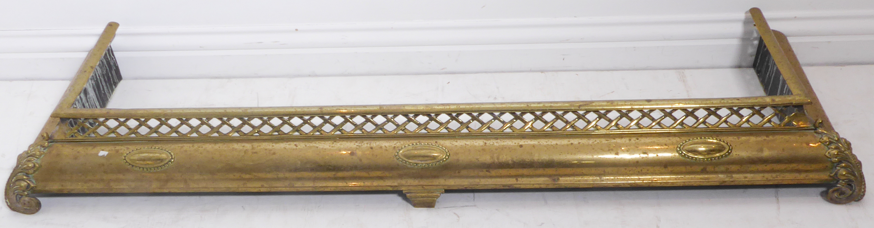 A large late 19th / early 20th century brass fire fender (internal dimensions 114cm x 27.5cm)