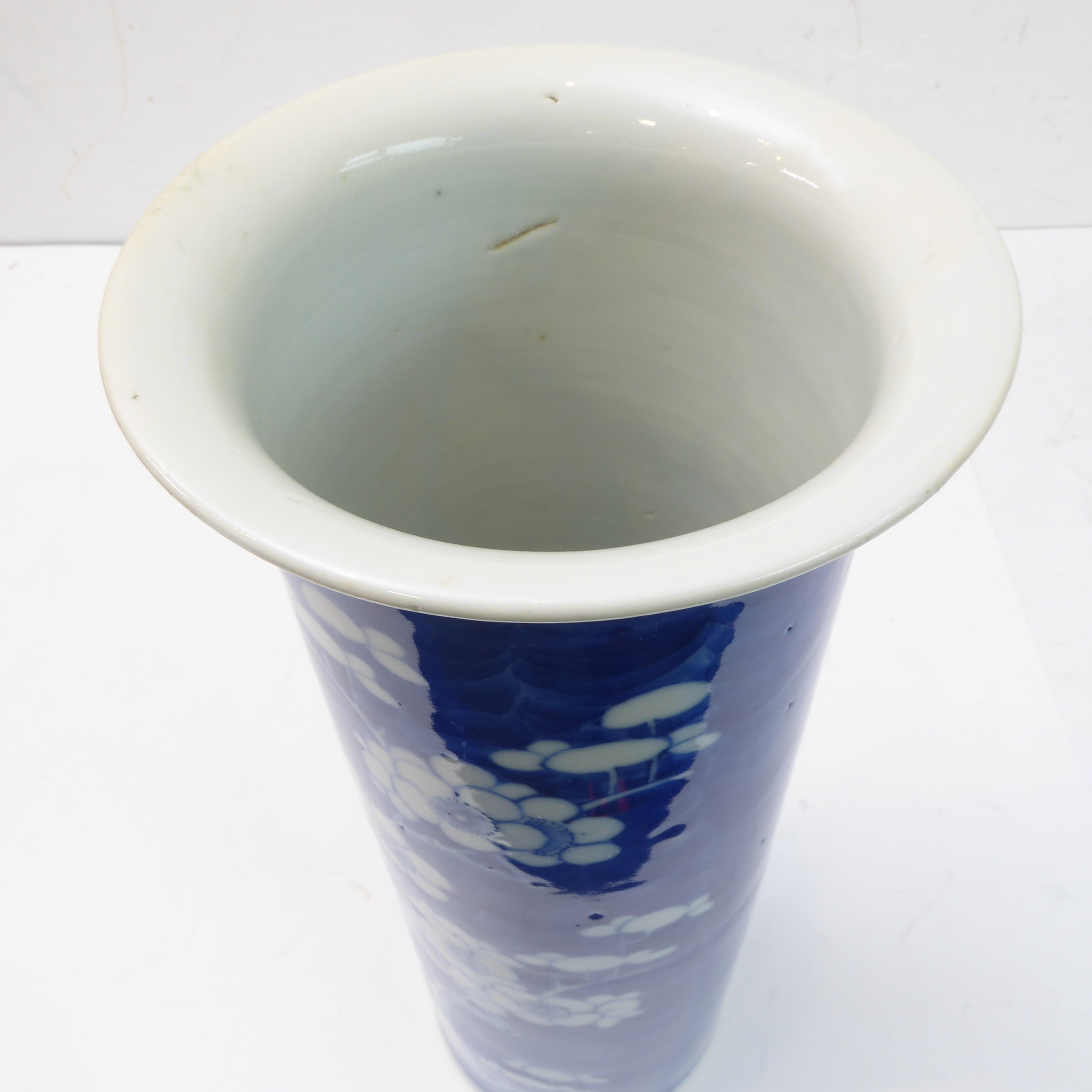 A late 19th / early 20th century Chinese porcelain sleeve vase – in Kangxi style with prunus blossom - Image 4 of 4