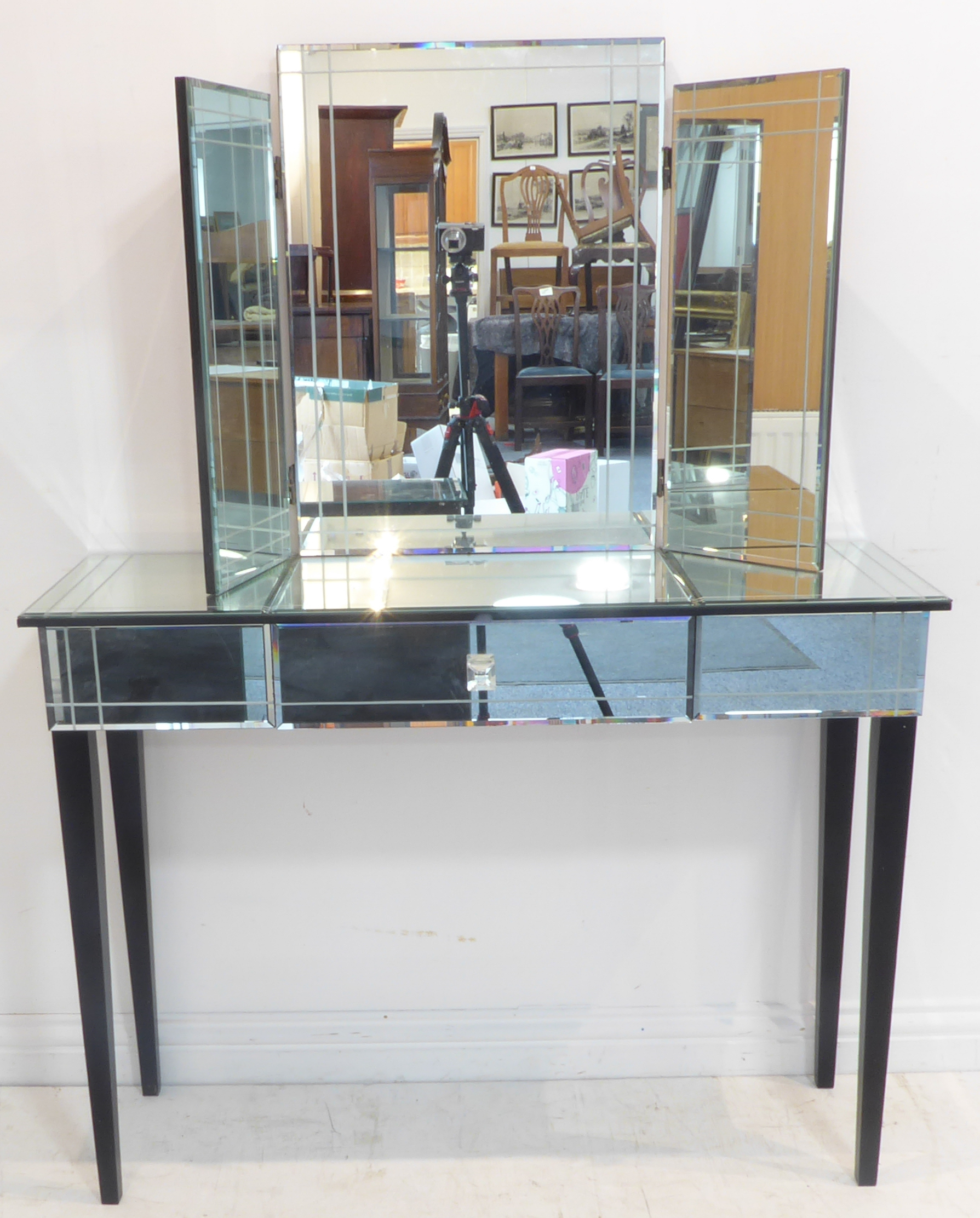 A modern dressing table and matching freestanding three-section mirror. The dressing-table with - Image 2 of 2