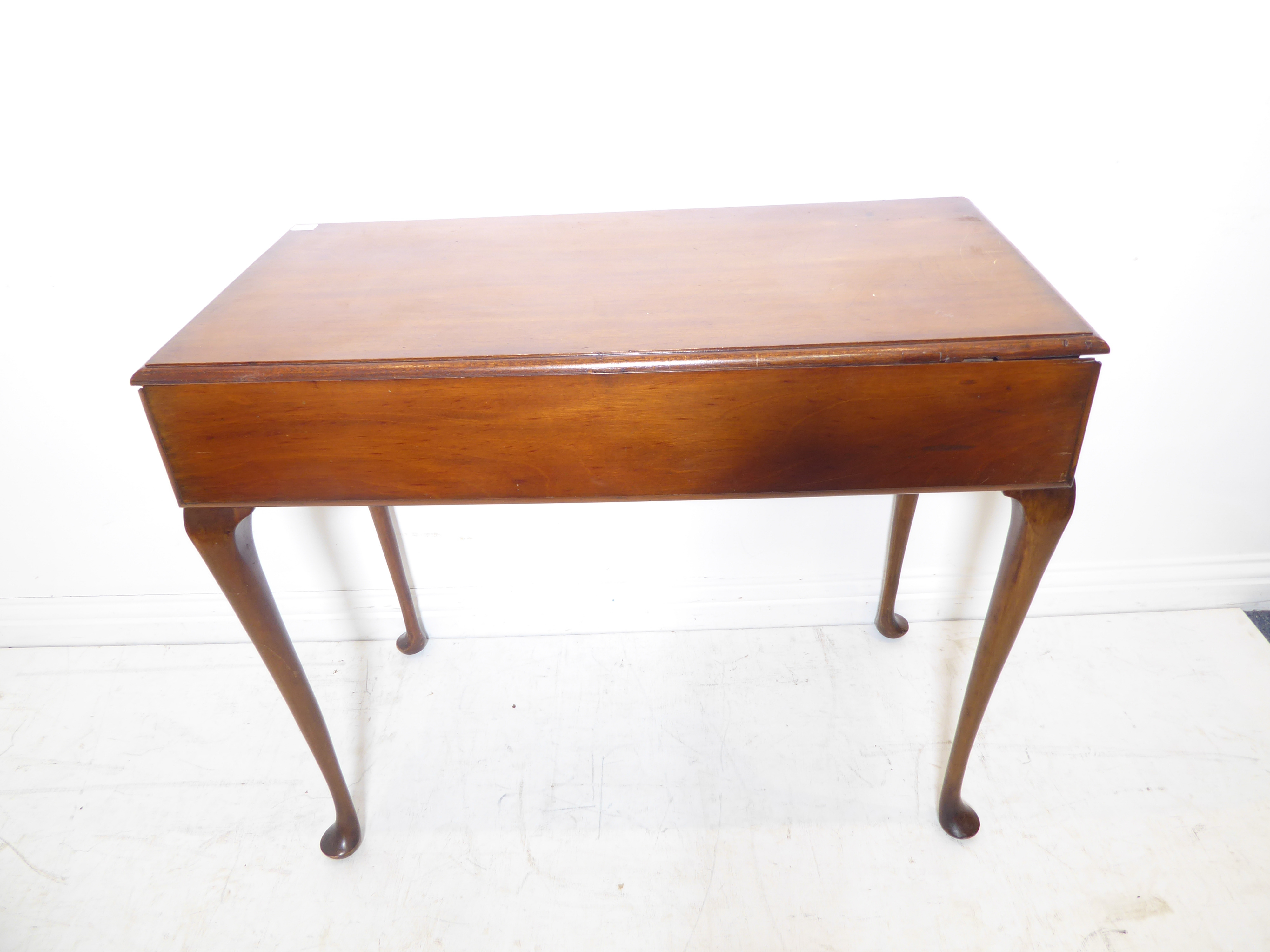 An early 20th century mahogany side table in Georgian-style – the thumbnail moulded top above a - Image 4 of 4