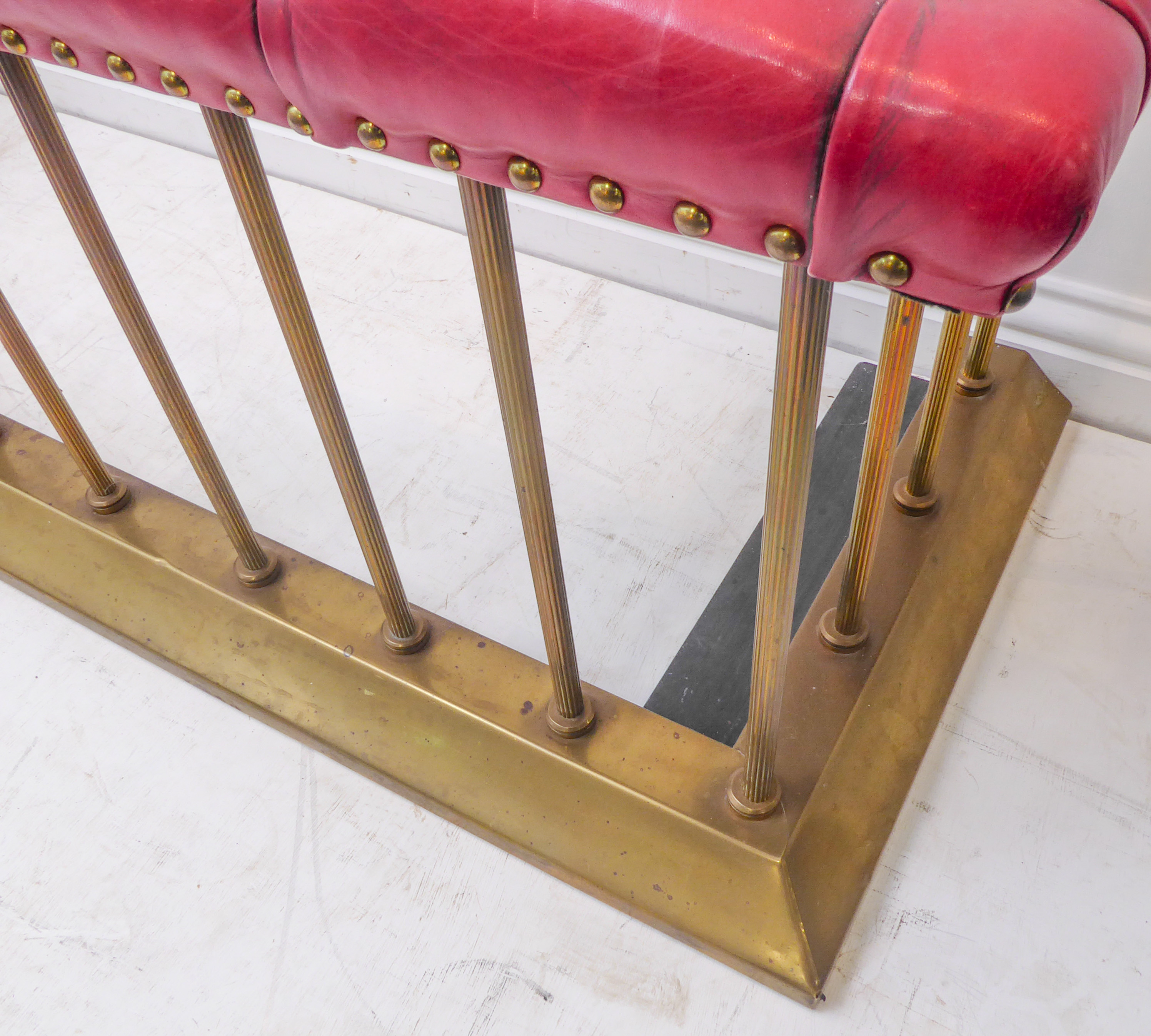 A good modern red-leather-upholstered brass club fender (internal dimensions approx. 42 x 154cm, - Image 5 of 6