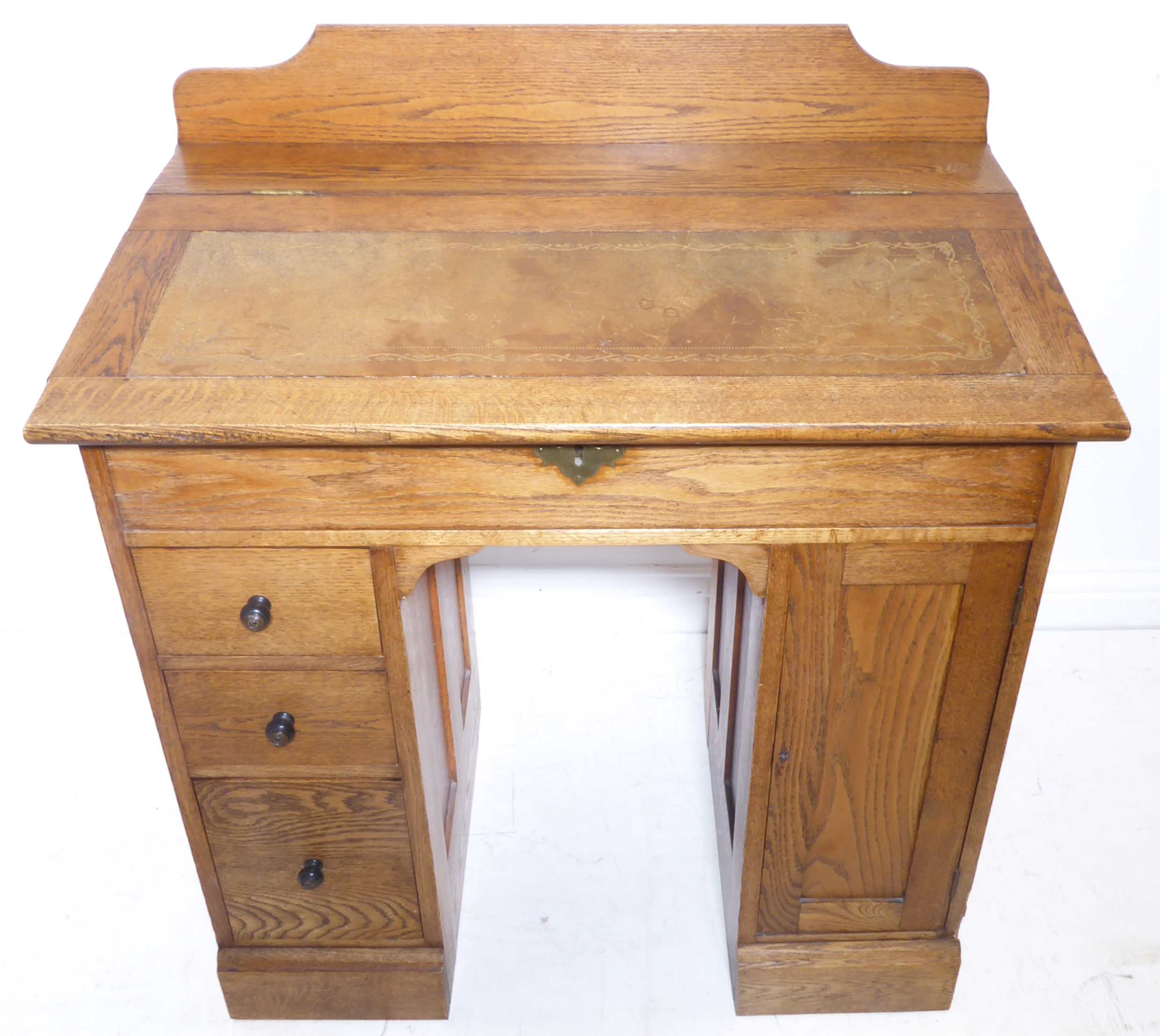 An early 20th century oak desk of small proportions – the angular hinged leather-inset top above - Image 2 of 5