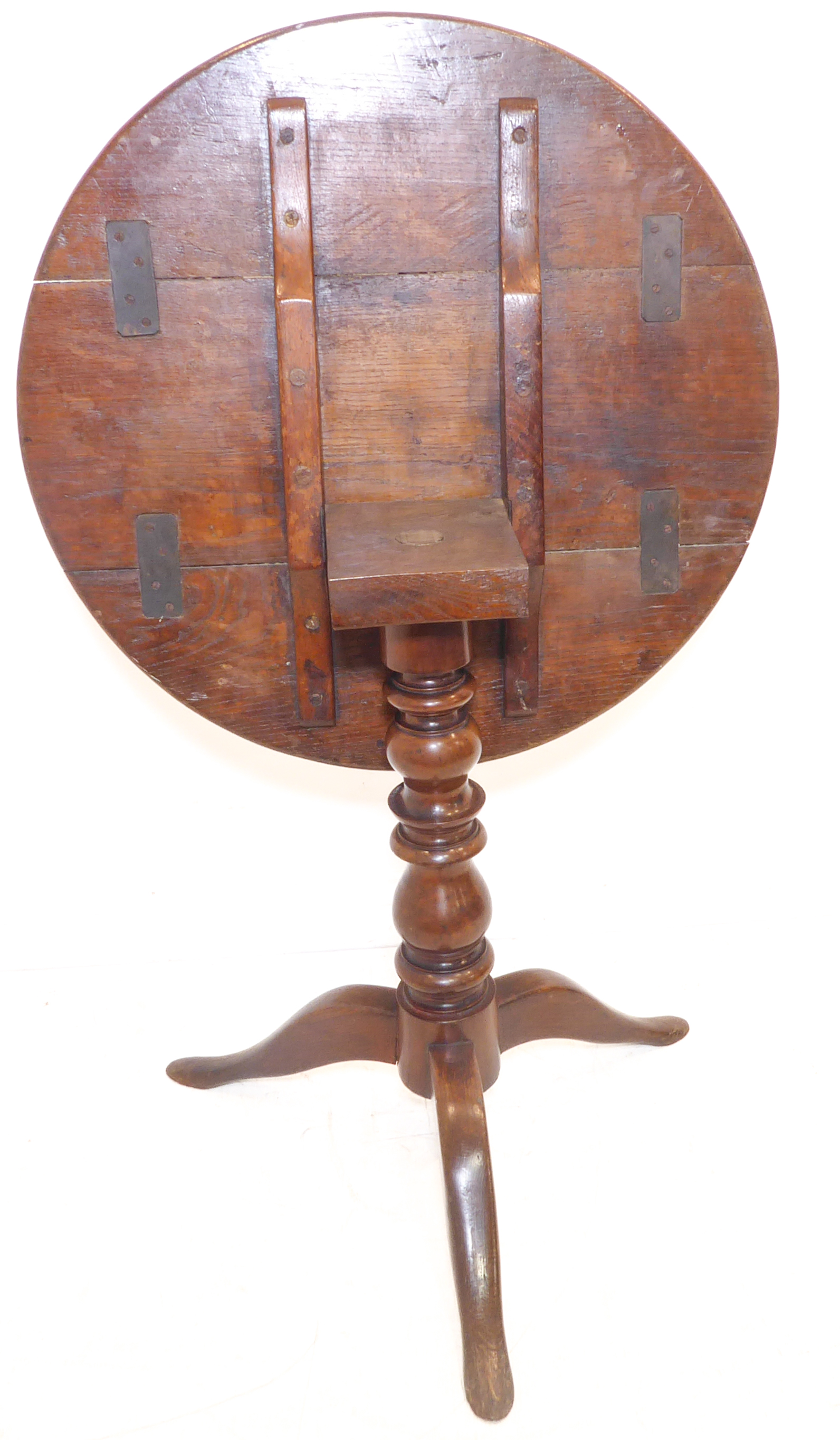 A Georgian circular tilt top oak occasional table on turned stem and tripod base (72.5cm - Image 2 of 4