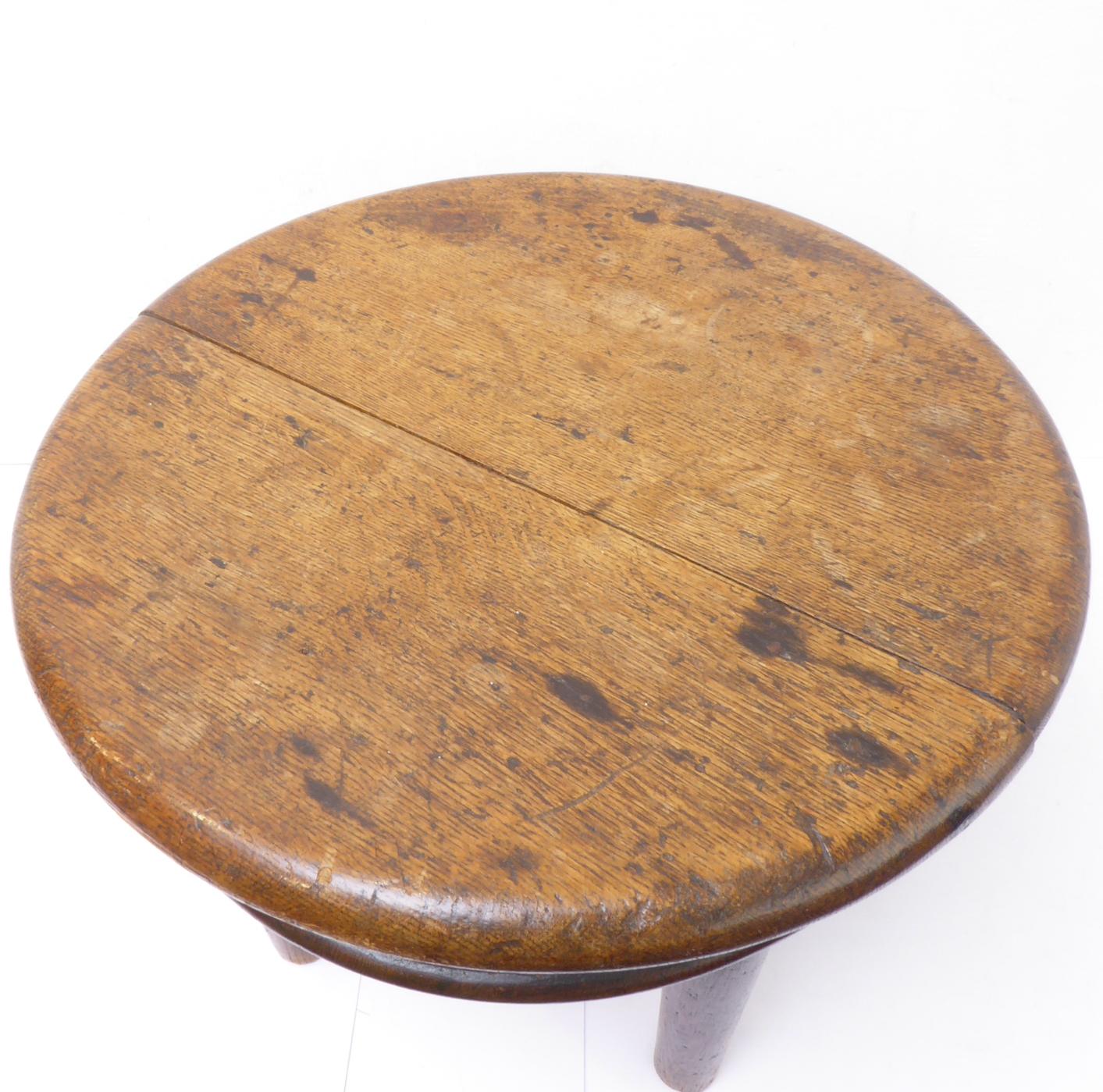 A circular and heavy oak occasional table raised on four turned, tapering legs (possibly late 18th/ - Image 4 of 4